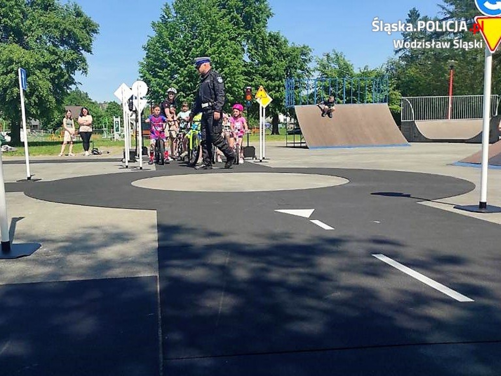Zdjęcie w galerii na portalu naszwodzislaw.com: Wodzisławska policja na Festiwalu Żelaznego Szlaku Rowerowego wiadomości z regionu