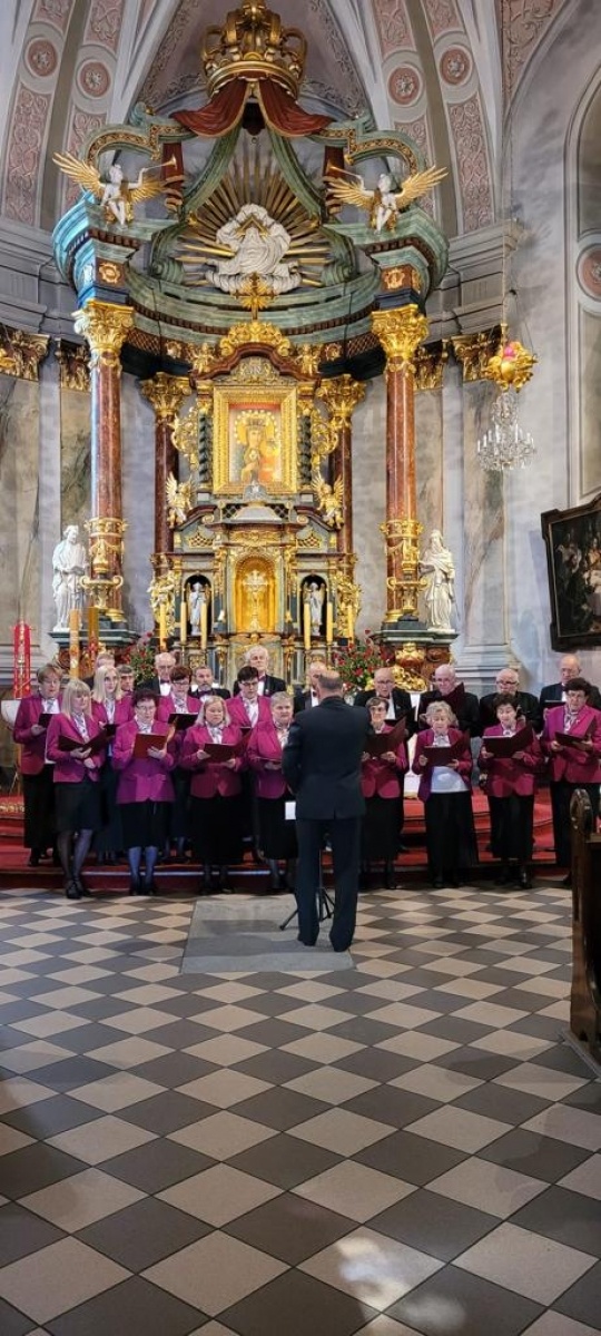 Zdjęcie w galerii na portalu naszwodzislaw.com: Chór Jadwiga zaśpiewał w pszowskiej bazylice wiadomości z regionu