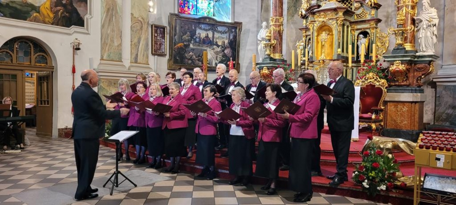 Zdjęcie w galerii na portalu naszwodzislaw.com: Chór Jadwiga zaśpiewał w pszowskiej bazylice wiadomości z regionu