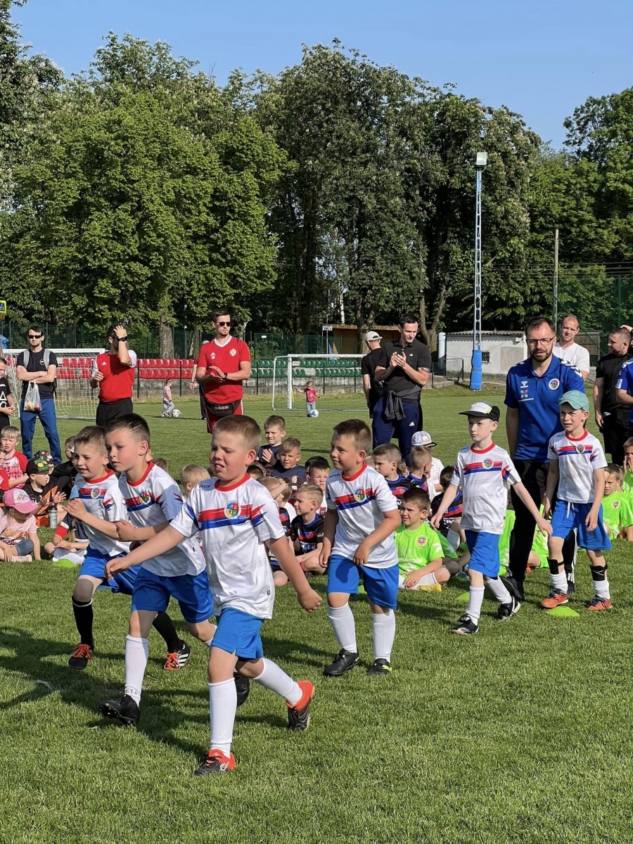 Zdjęcie w galerii na portalu naszwodzislaw.com: Kinder Cup Gorzyce. Sportowa rywalizacja rocznika 2016 za nami [FOTO] wiadomości z regionu