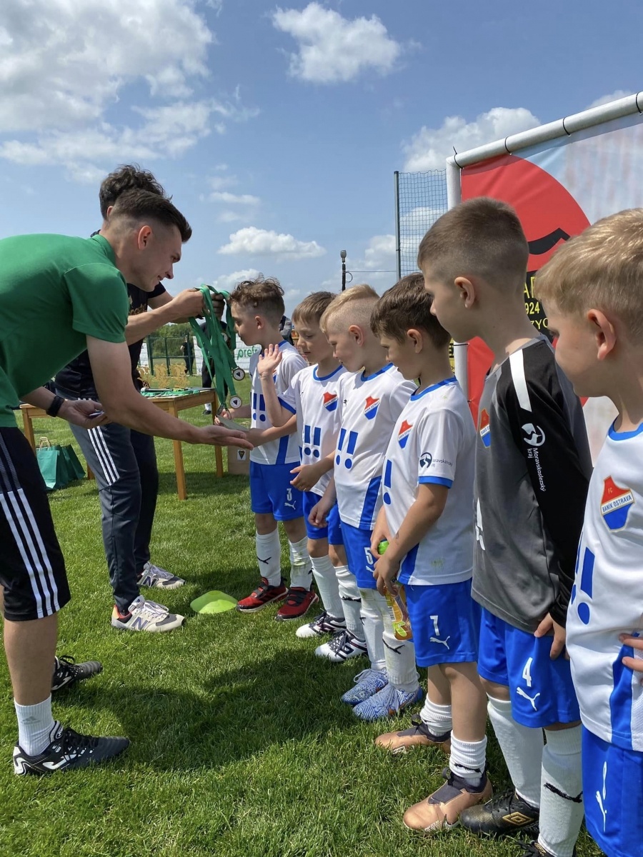 Zdjęcie w galerii na portalu naszwodzislaw.com: Kinder Cup Gorzyce. Sportowa rywalizacja rocznika 2016 za nami [FOTO] wiadomości z regionu