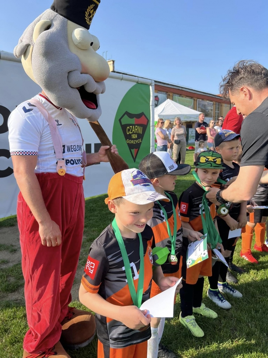Zdjęcie w galerii na portalu naszwodzislaw.com: Kinder Cup Gorzyce. Sportowa rywalizacja rocznika 2016 za nami [FOTO] wiadomości z regionu