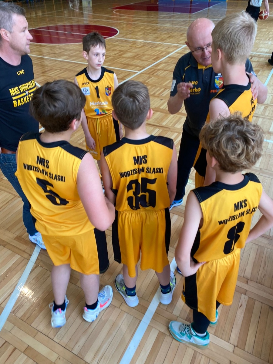 Zdjęcie w galerii na portalu naszwodzislaw.com: Koszykarze MKS Wodzisław Śląski bliscy awansu do strefy medalowej wiadomości z regionu