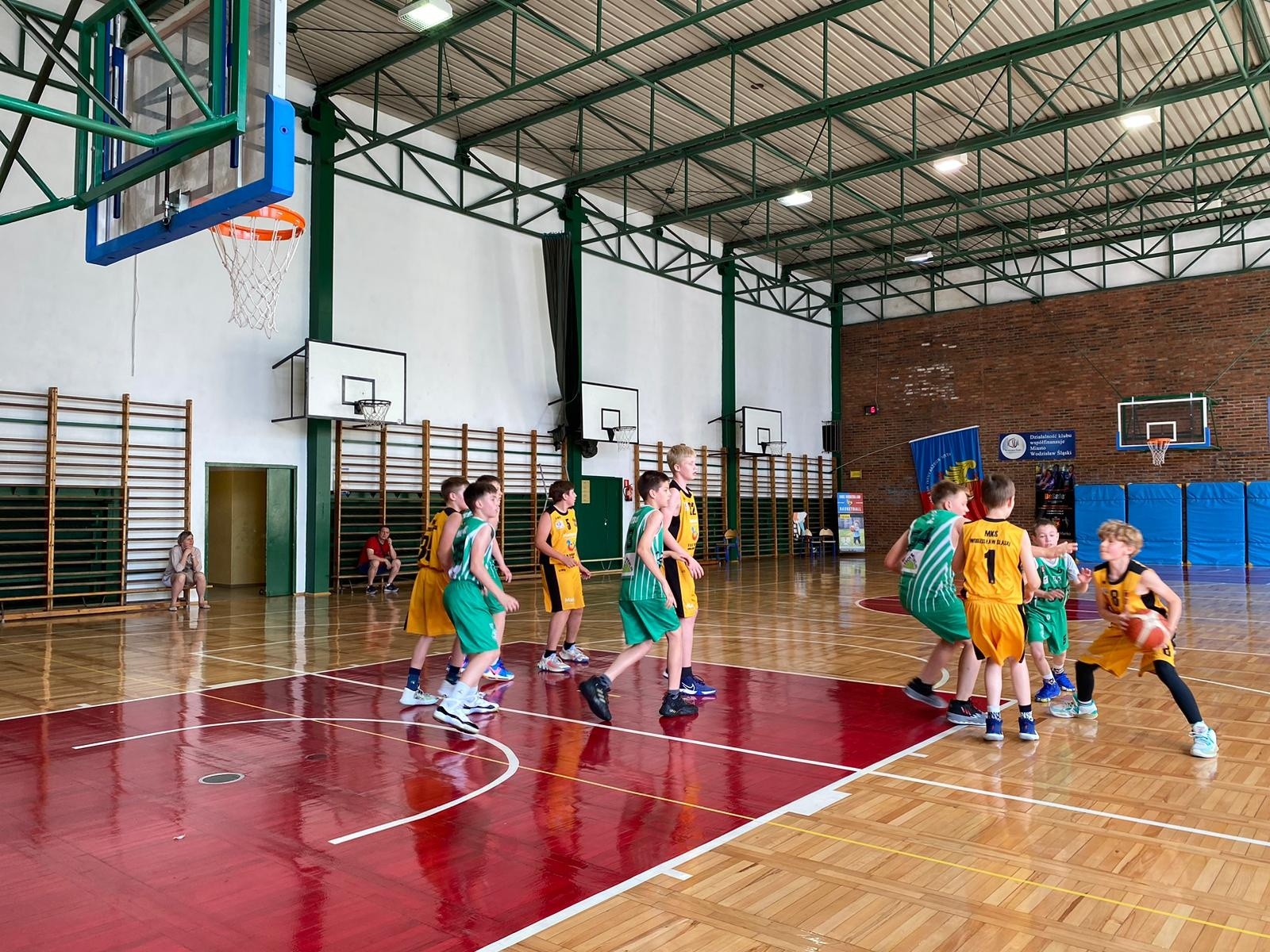 Zdjęcie w galerii na portalu naszwodzislaw.com: Koszykarze MKS Wodzisław Śląski bliscy awansu do strefy medalowej wiadomości z regionu