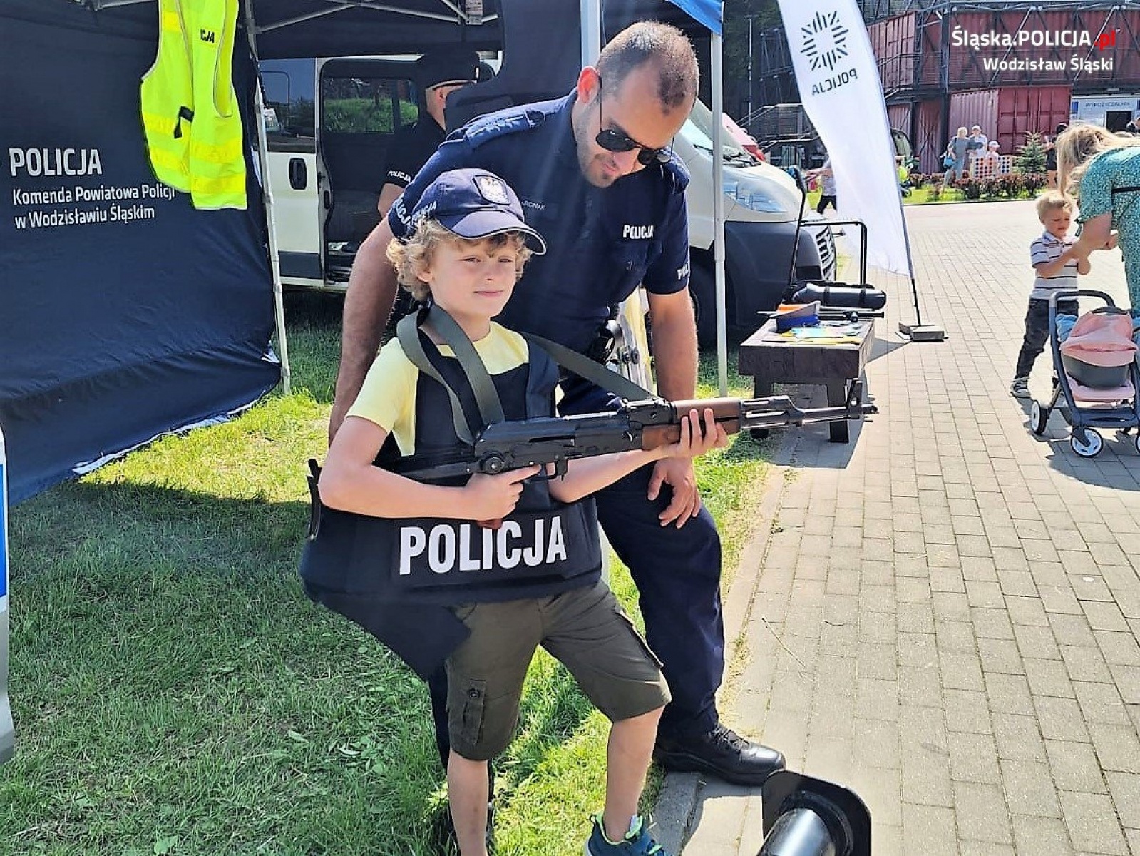 Zdjęcie w galerii na portalu naszwodzislaw.com: Piknik rodzinny z udziałem wodzisławskich dzielnicowych [FOTO] wiadomości z regionu