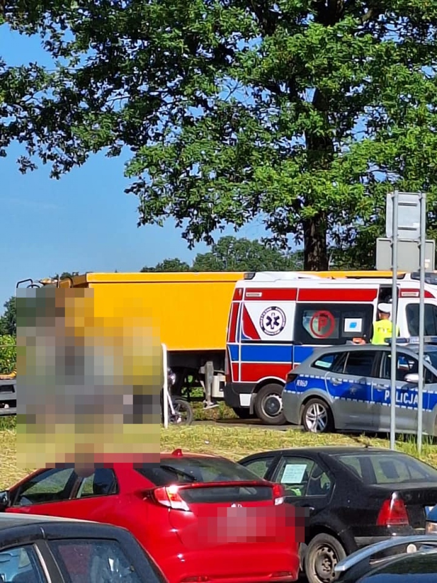 Zdjęcie w galerii na portalu naszwodzislaw.com: Ciężarówka wjechała w motorower w Syryni wiadomości z regionu