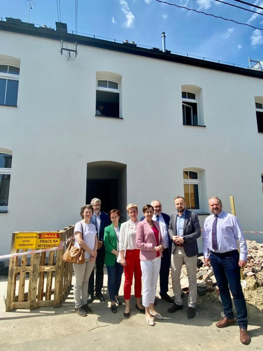 Zdjęcie w galerii na portalu naszwodzislaw.com: Przedstawiciele WFOŚiGW oraz senator Ewa Gawęda z wizytą w Rydułtowach [FOTO] wiadomości z regionu