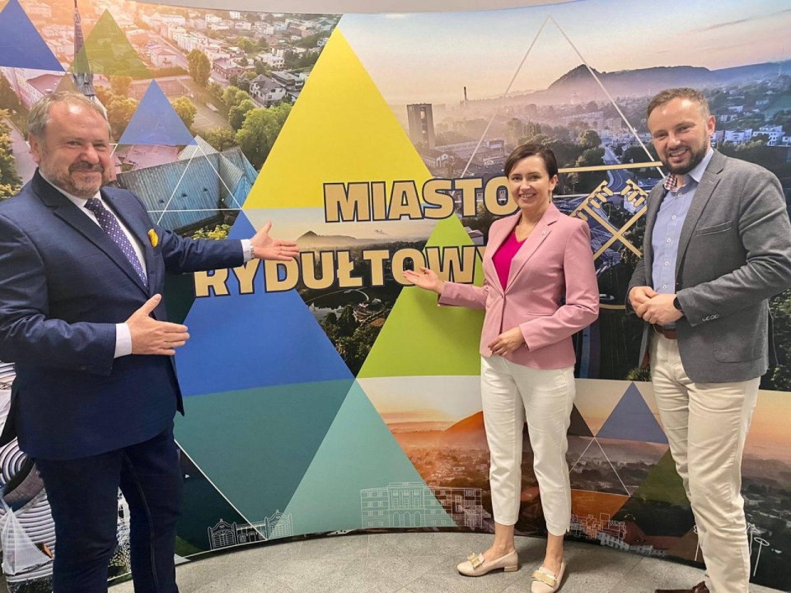 Zdjęcie w galerii na portalu naszwodzislaw.com: Przedstawiciele WFOŚiGW oraz senator Ewa Gawęda z wizytą w Rydułtowach [FOTO] wiadomości z regionu