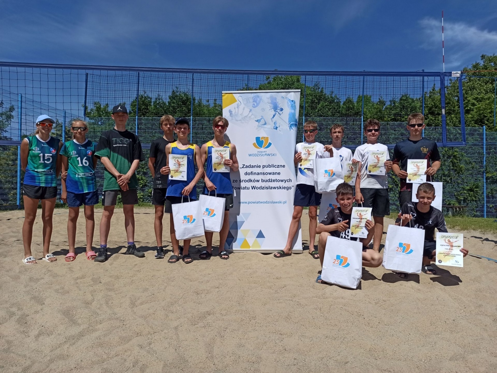 Zdjęcie w galerii na portalu naszwodzislaw.com: Ruszyło Grand Prix Starosty Wodzisławskiego w siatkówce plażowej wiadomości z regionu