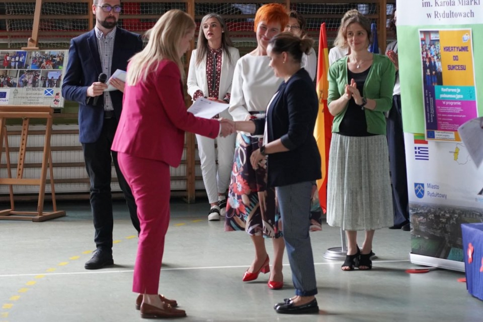 Zdjęcie w galerii na portalu naszwodzislaw.com: Przyjaźń polsko-hiszpańska w rydułtowskiej SP1 [FOTO] wiadomości z regionu