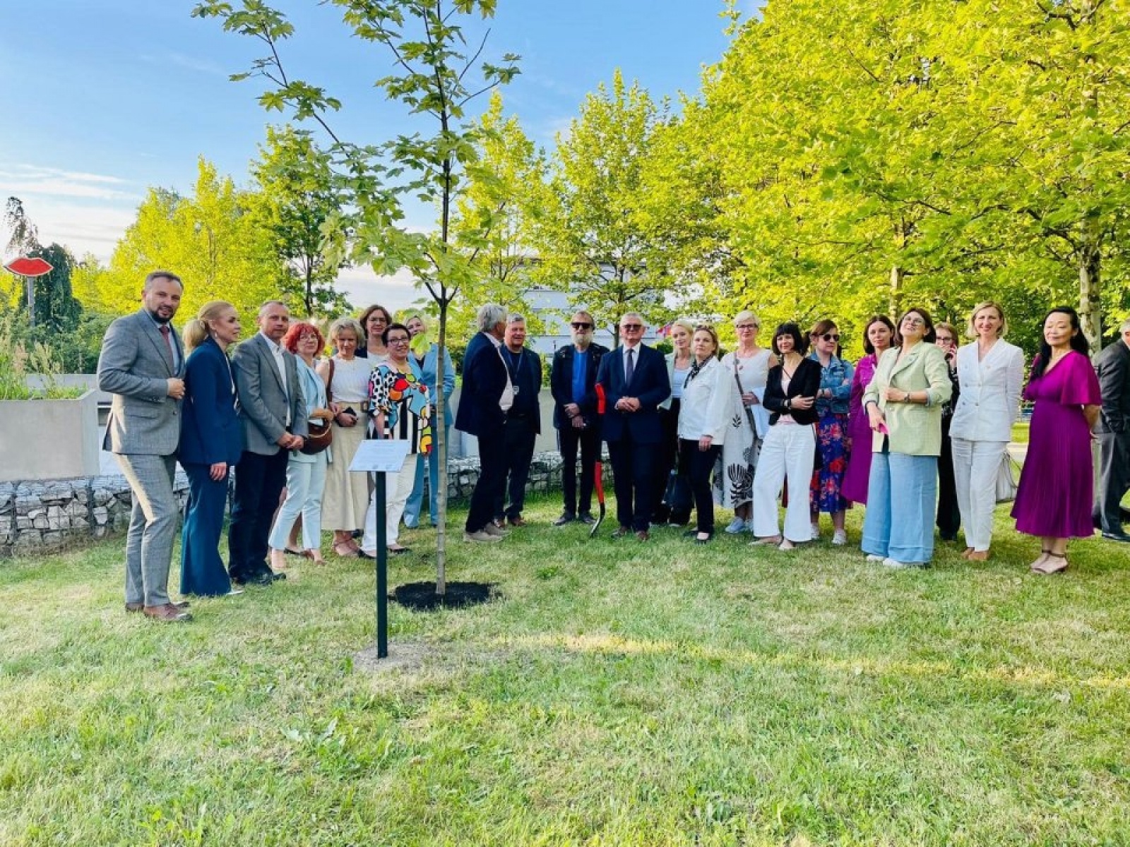 Zdjęcie w galerii na portalu naszwodzislaw.com: Norwegowie posadzili drzewo w Rydułtowach [FOTO i WIDEO] wiadomości z regionu