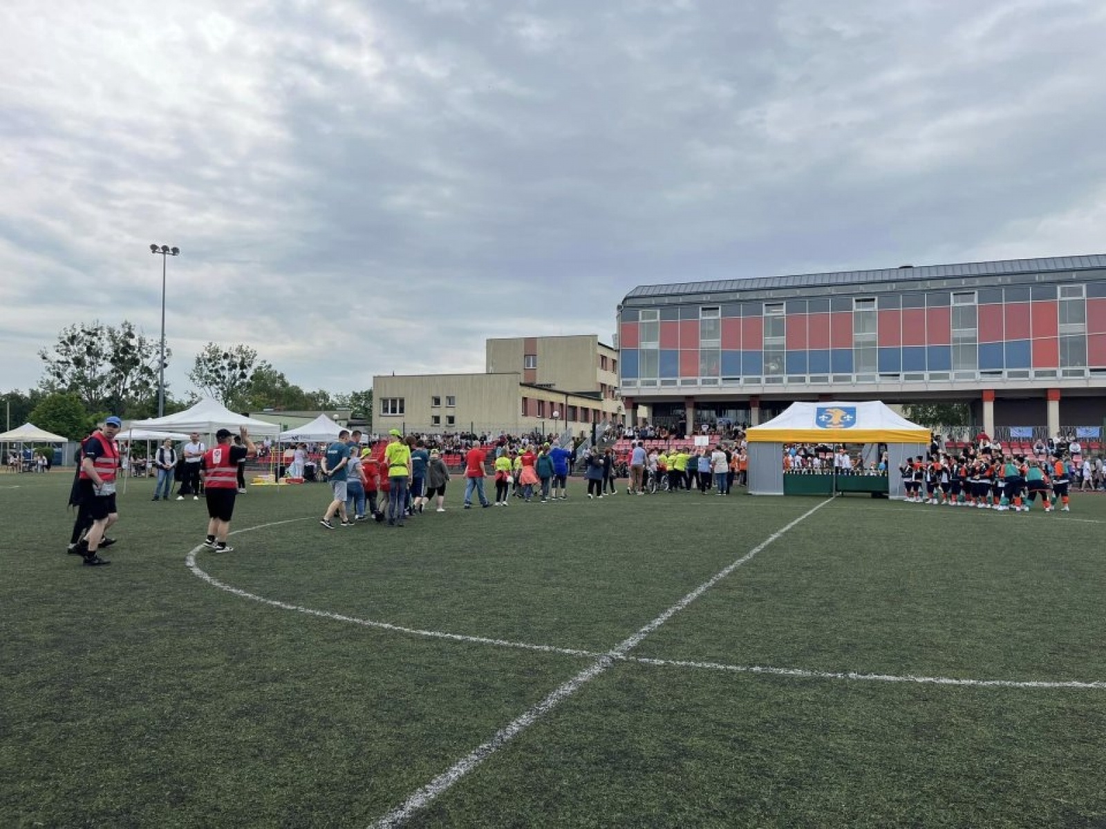 Zdjęcie w galerii na portalu naszwodzislaw.com: Norwegowie posadzili drzewo w Rydułtowach [FOTO i WIDEO] wiadomości z regionu