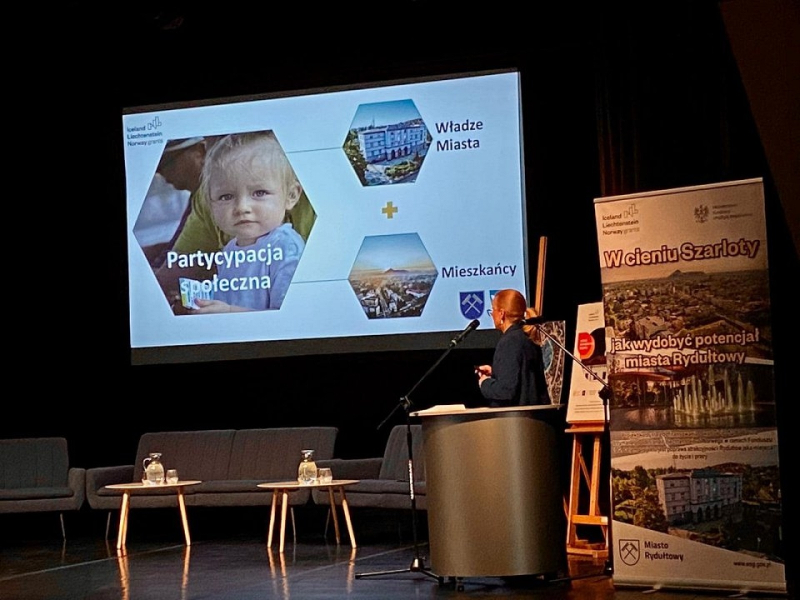 Zdjęcie w galerii na portalu naszwodzislaw.com: Norwegowie posadzili drzewo w Rydułtowach [FOTO i WIDEO] wiadomości z regionu