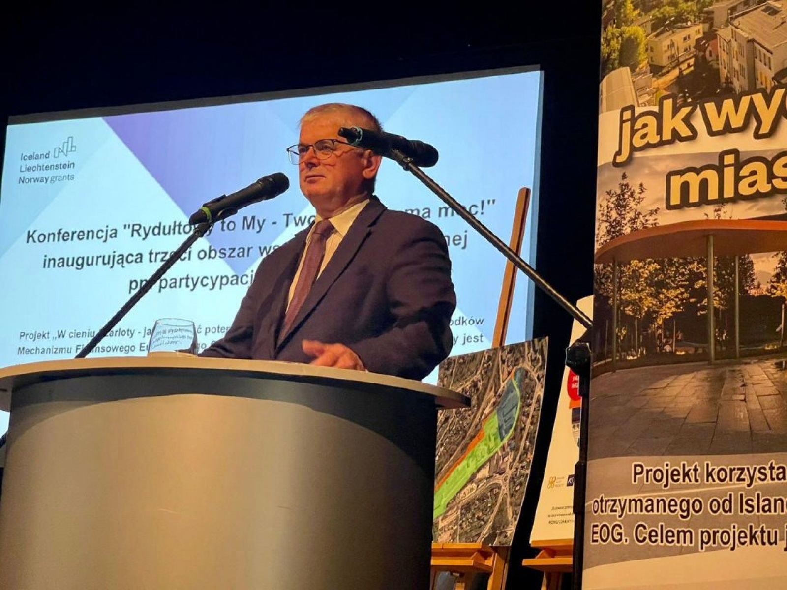 Zdjęcie w galerii na portalu naszwodzislaw.com: Norwegowie posadzili drzewo w Rydułtowach [FOTO i WIDEO] wiadomości z regionu