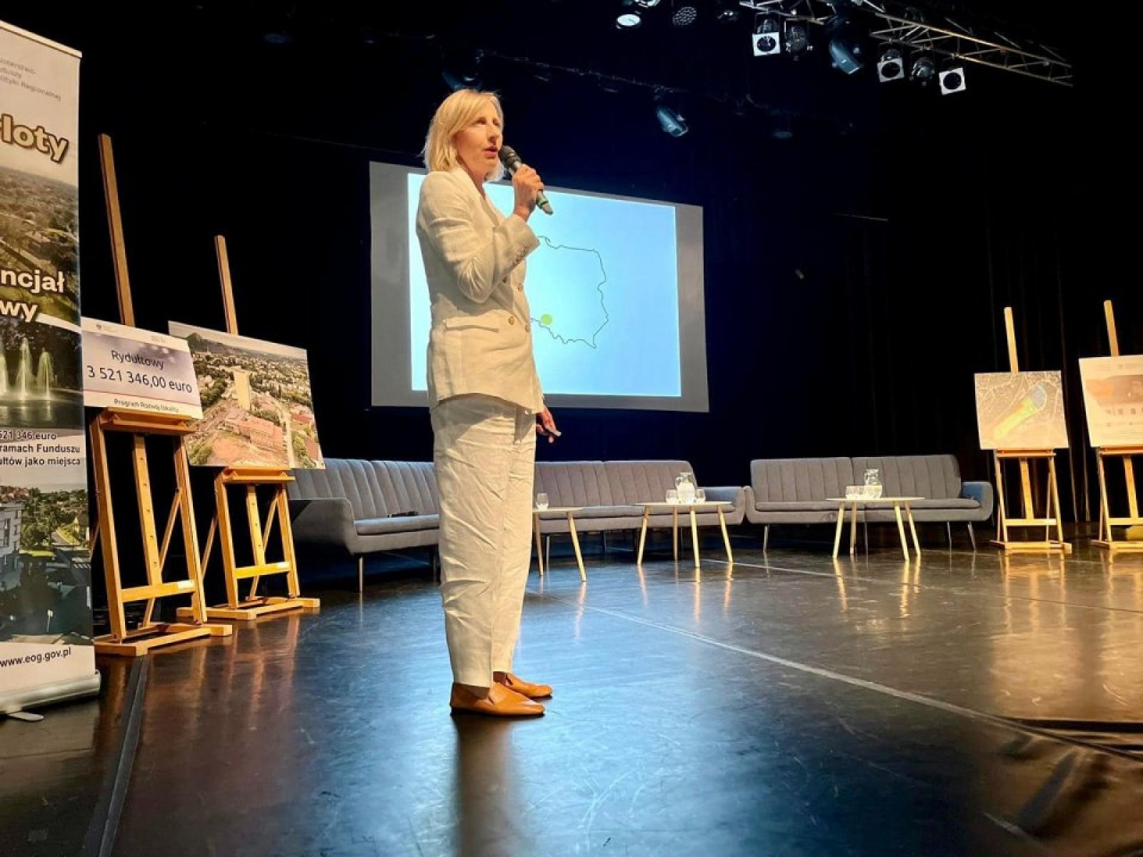 Zdjęcie w galerii na portalu naszwodzislaw.com: Norwegowie posadzili drzewo w Rydułtowach [FOTO i WIDEO] wiadomości z regionu