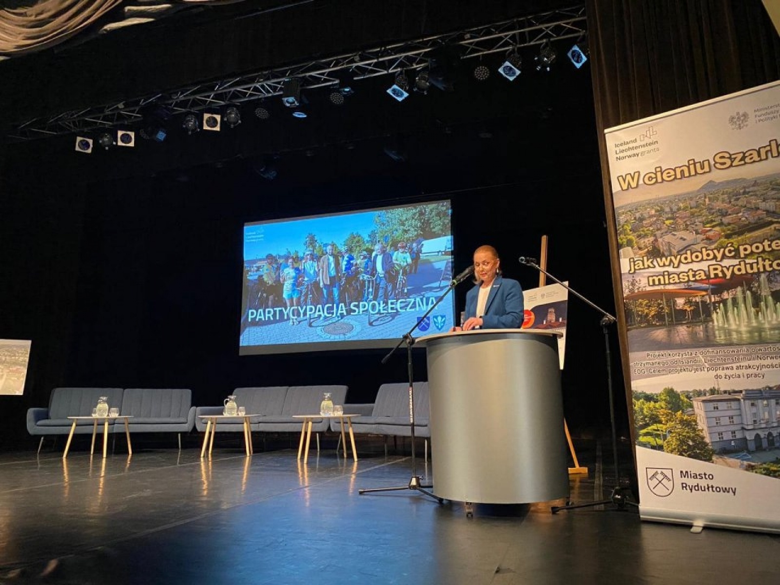 Zdjęcie w galerii na portalu naszwodzislaw.com: Norwegowie posadzili drzewo w Rydułtowach [FOTO i WIDEO] wiadomości z regionu