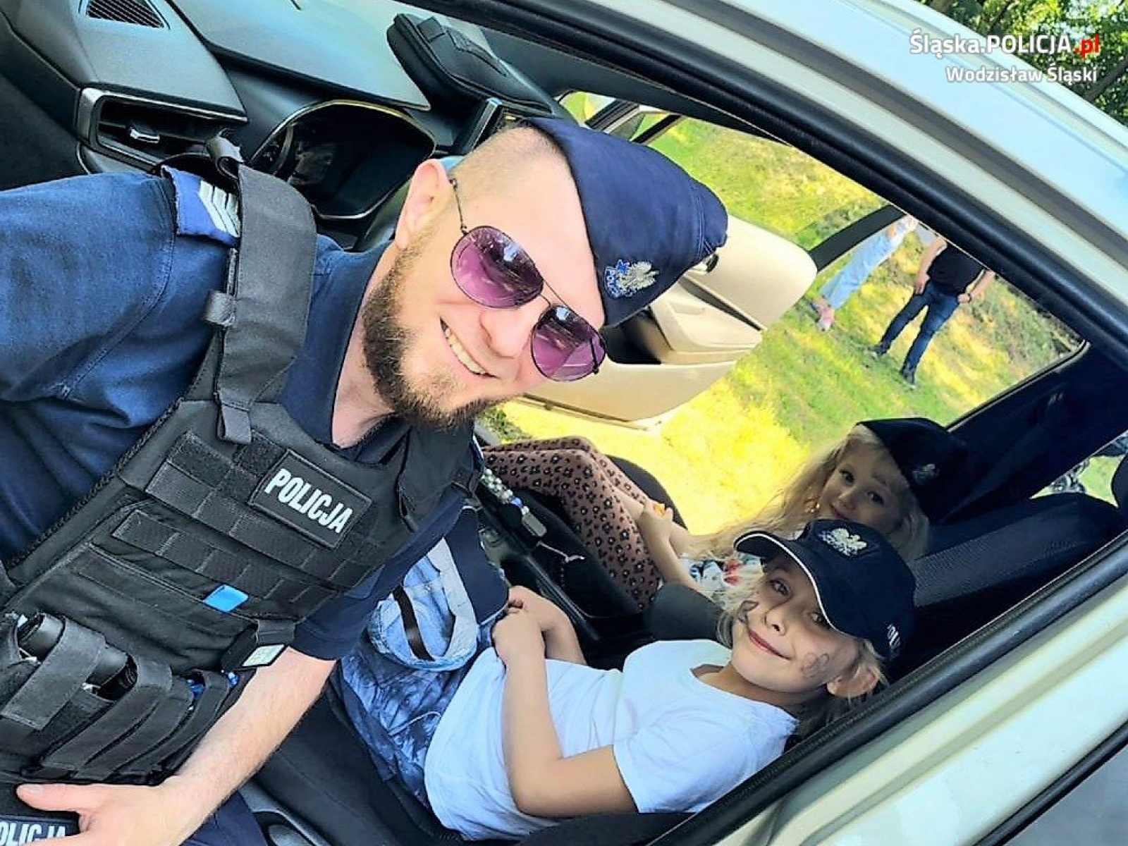 Zdjęcie w galerii na portalu naszwodzislaw.com: Policjanci angażują się w profilaktykę podczas imprez wiadomości z regionu