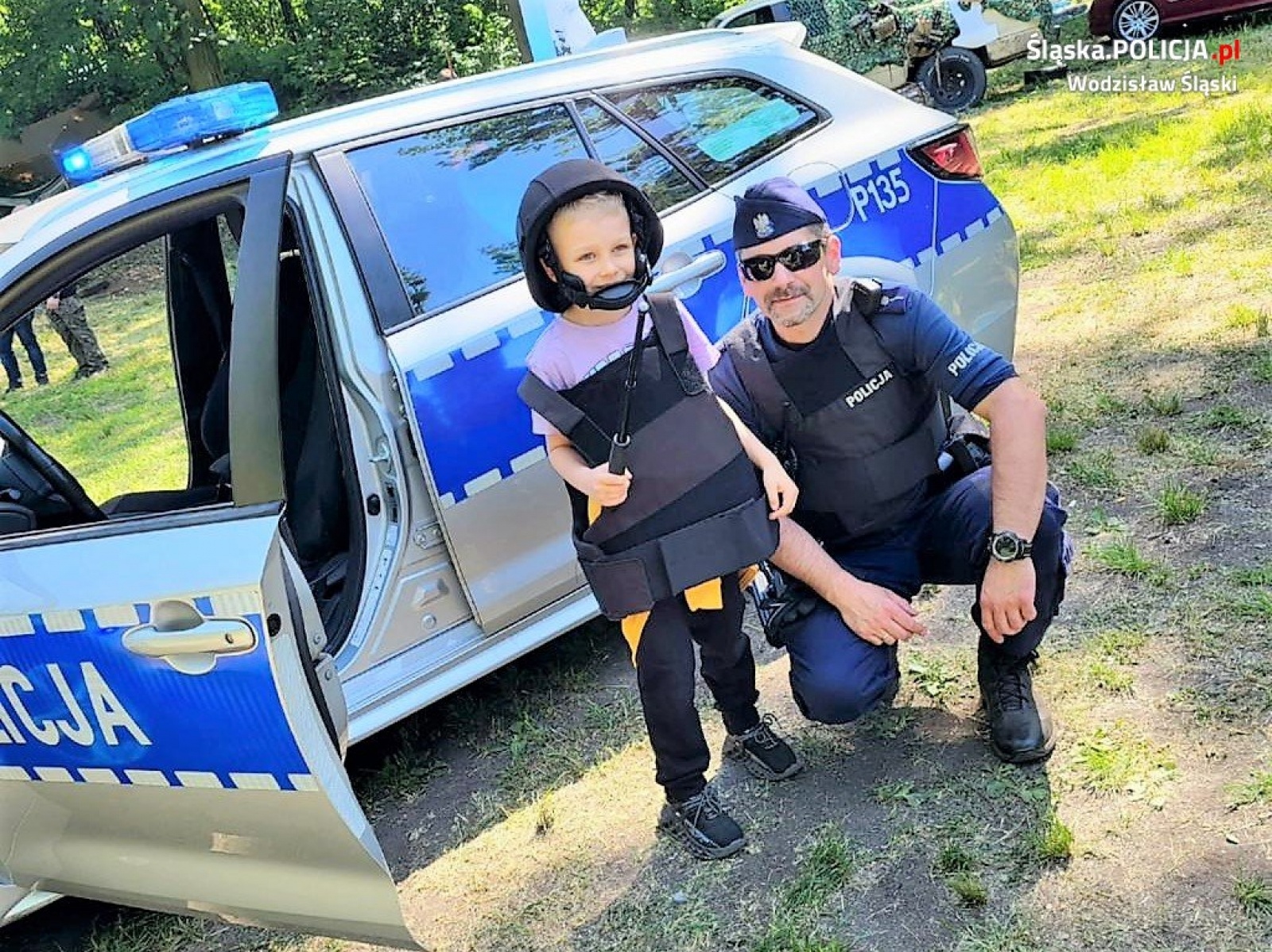 Zdjęcie w galerii na portalu naszwodzislaw.com: Policjanci angażują się w profilaktykę podczas imprez wiadomości z regionu