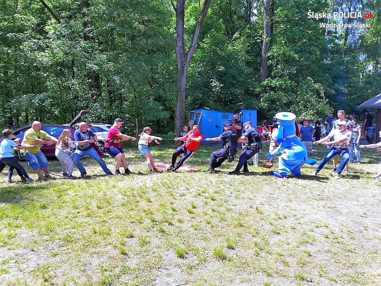 Zdjęcie w galerii na portalu naszwodzislaw.com: Policjanci angażują się w profilaktykę podczas imprez wiadomości z regionu