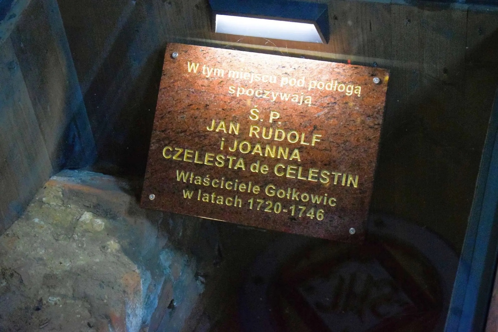 Zdjęcie w galerii na portalu naszwodzislaw.com: W kościele św. Anny odsłonięto kryptę dawnych właścicieli Gołkowic wiadomości z regionu