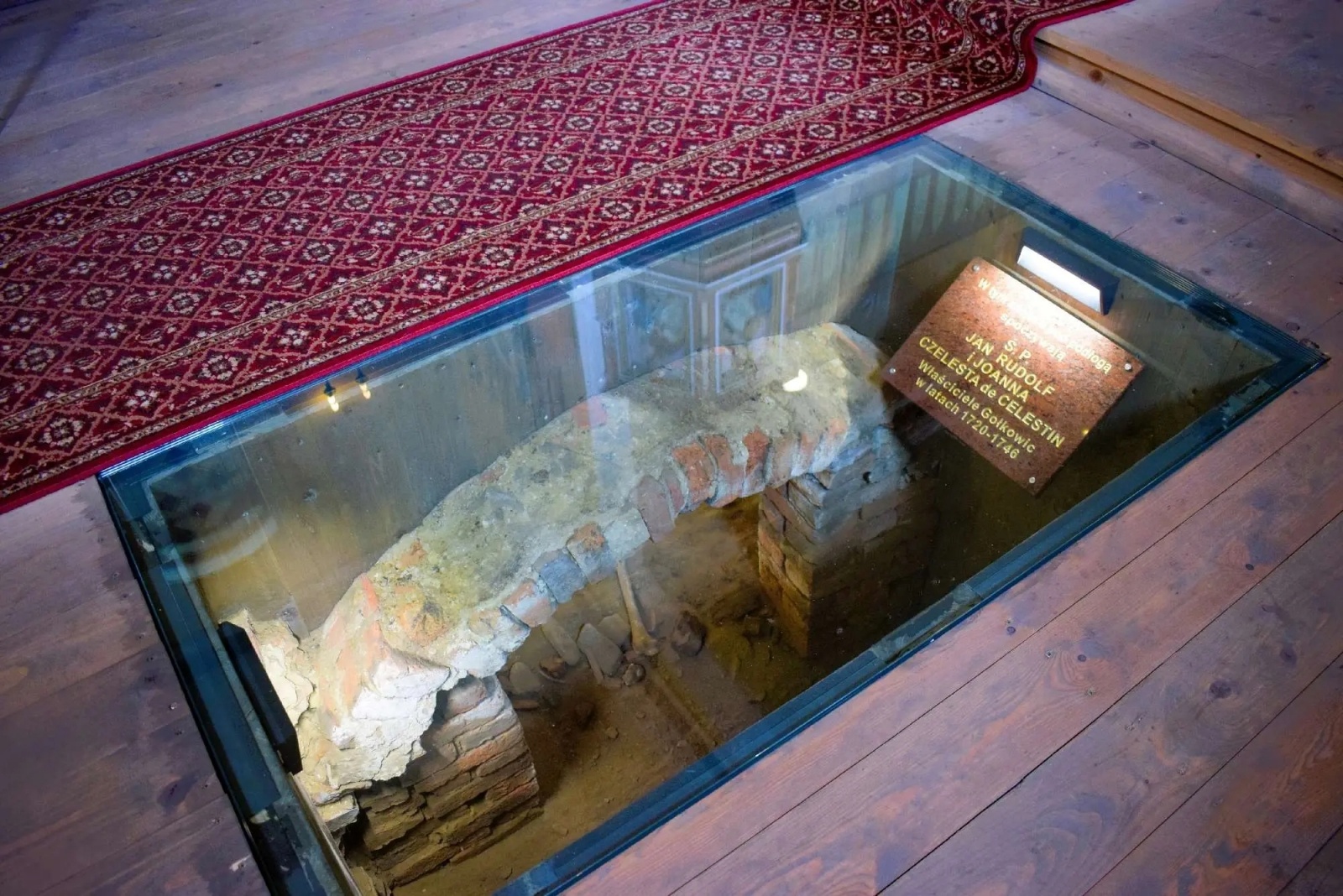 Zdjęcie w galerii na portalu naszwodzislaw.com: W kościele św. Anny odsłonięto kryptę dawnych właścicieli Gołkowic wiadomości z regionu