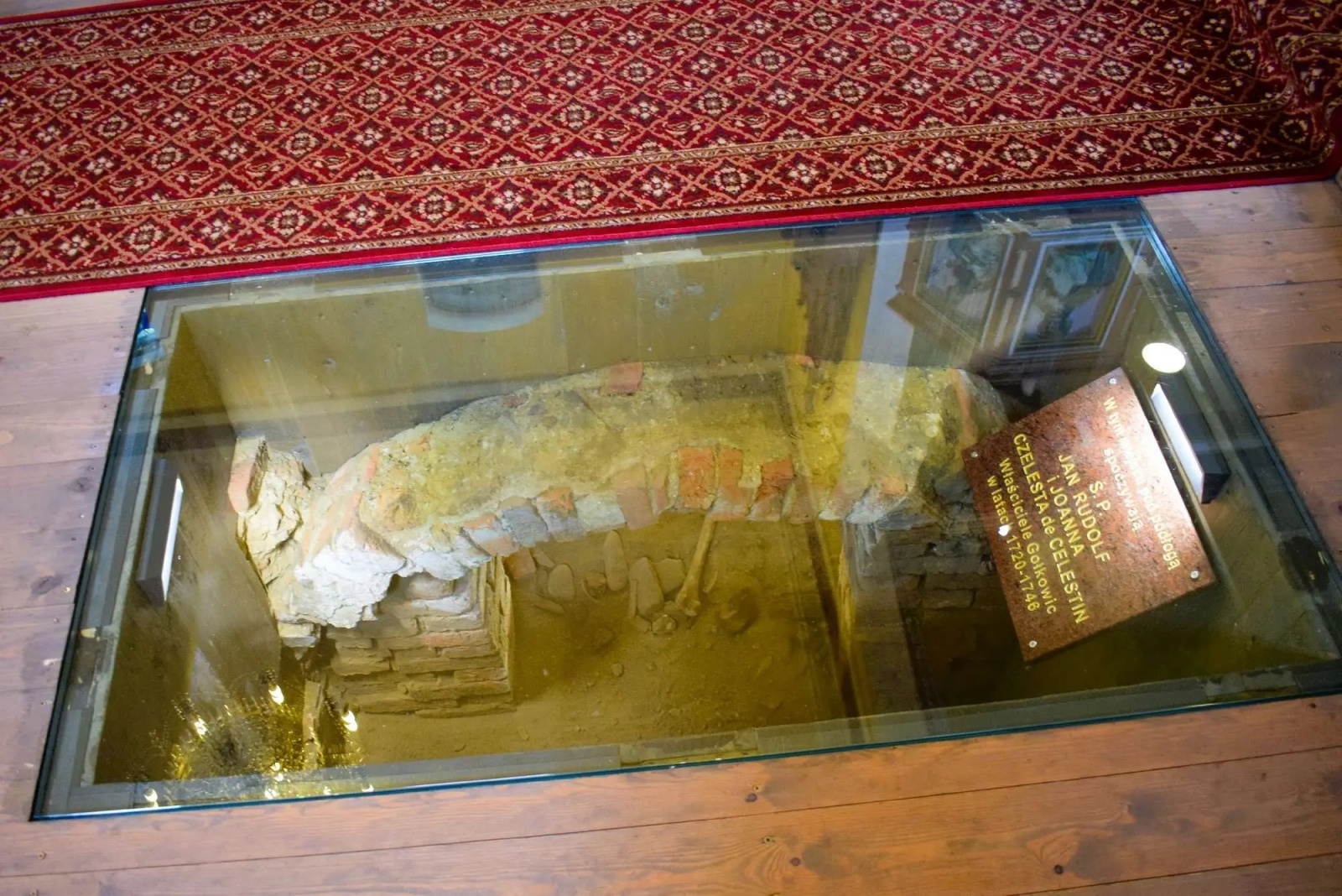 Zdjęcie w galerii na portalu naszwodzislaw.com: W kościele św. Anny odsłonięto kryptę dawnych właścicieli Gołkowic wiadomości z regionu