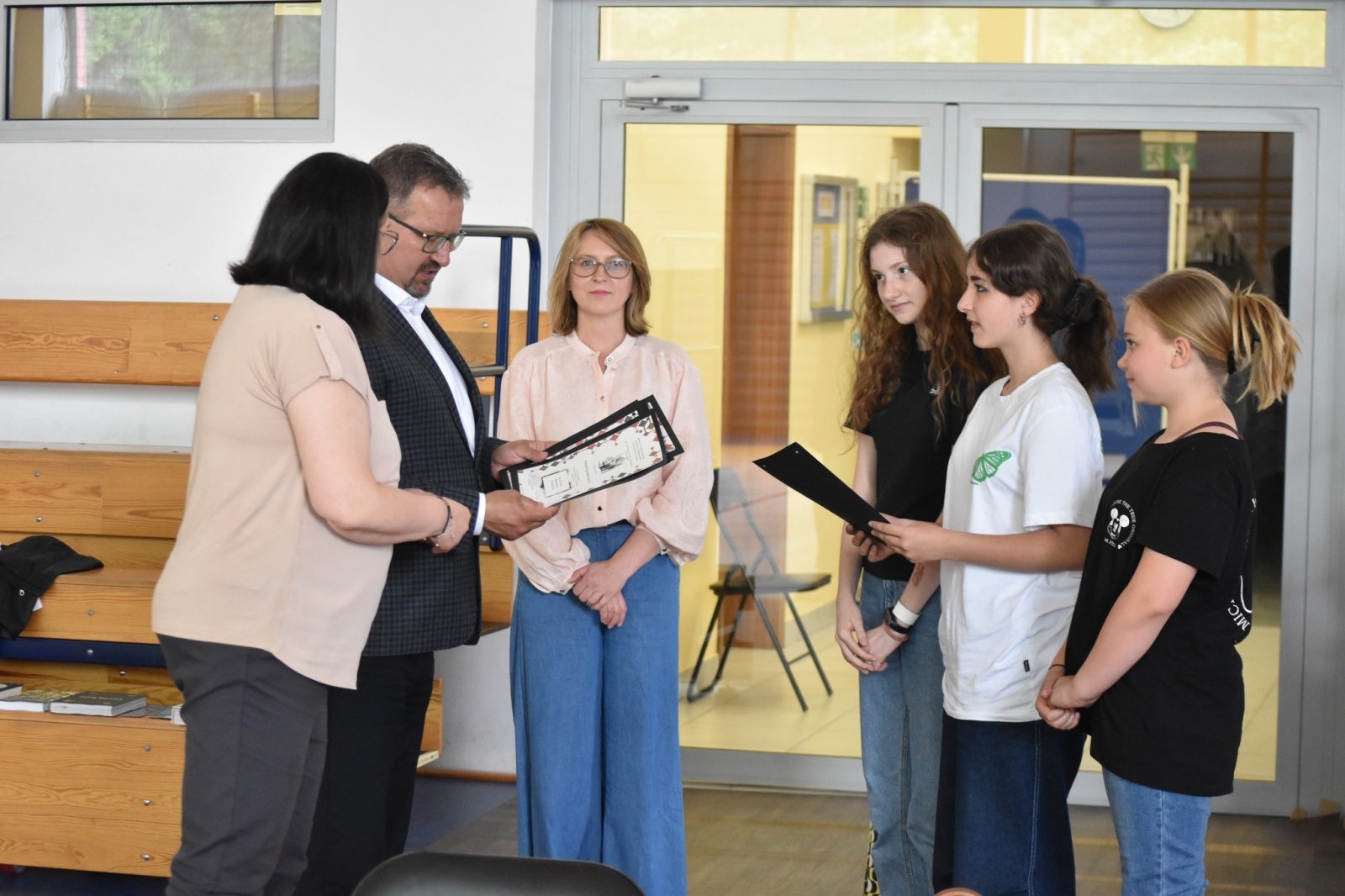 Zdjęcie w galerii na portalu naszwodzislaw.com: Uczennice z Godowa najlepsze w turnieju wiedzy o życiu i twórczości Franciszka Pieczki wiadomości z regionu