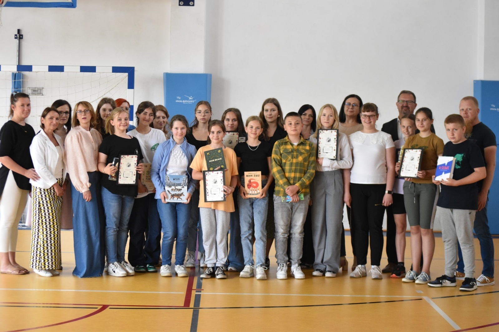 Zdjęcie w galerii na portalu naszwodzislaw.com: Uczennice z Godowa najlepsze w turnieju wiedzy o życiu i twórczości Franciszka Pieczki wiadomości z regionu