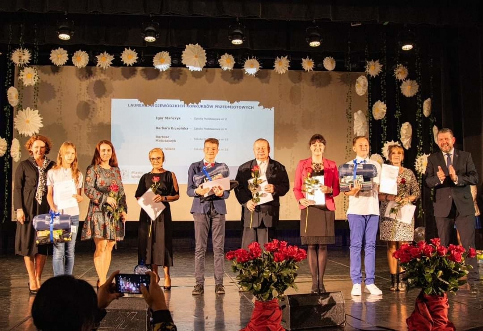 Zdjęcie w galerii na portalu naszwodzislaw.com: Gala Laureatów 2023. Prymusi uhonorowani wiadomości z regionu