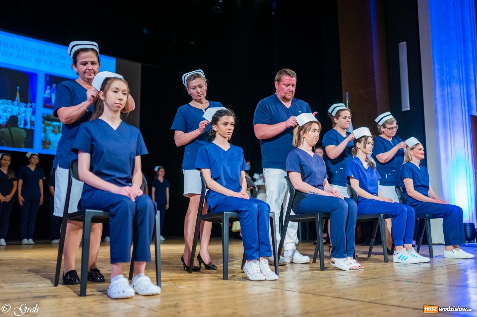 Zdjęcie w galerii na portalu naszwodzislaw.com: By zostać pielęgniarką trzeba kochać ludzi. Uroczystość czepkowania studentów ANS w Raciborzu [FOTO i WIDEO] wiadomości z regionu