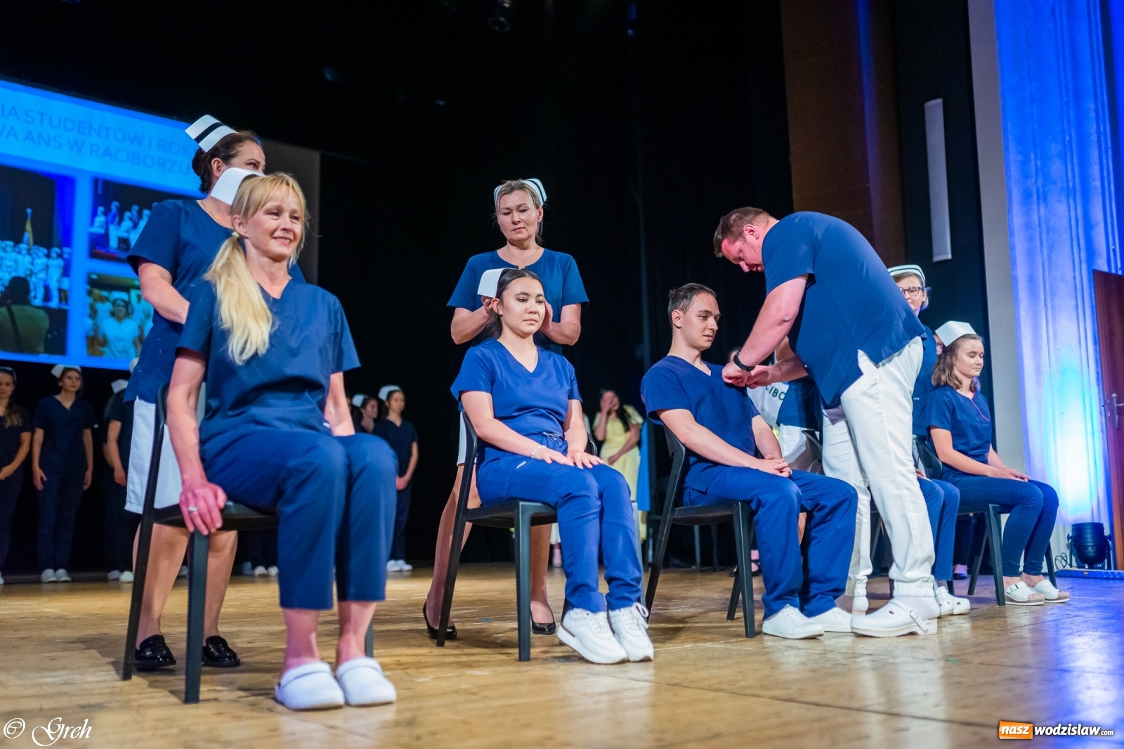 Zdjęcie w galerii na portalu naszwodzislaw.com: By zostać pielęgniarką trzeba kochać ludzi. Uroczystość czepkowania studentów ANS w Raciborzu [FOTO i WIDEO] wiadomości z regionu