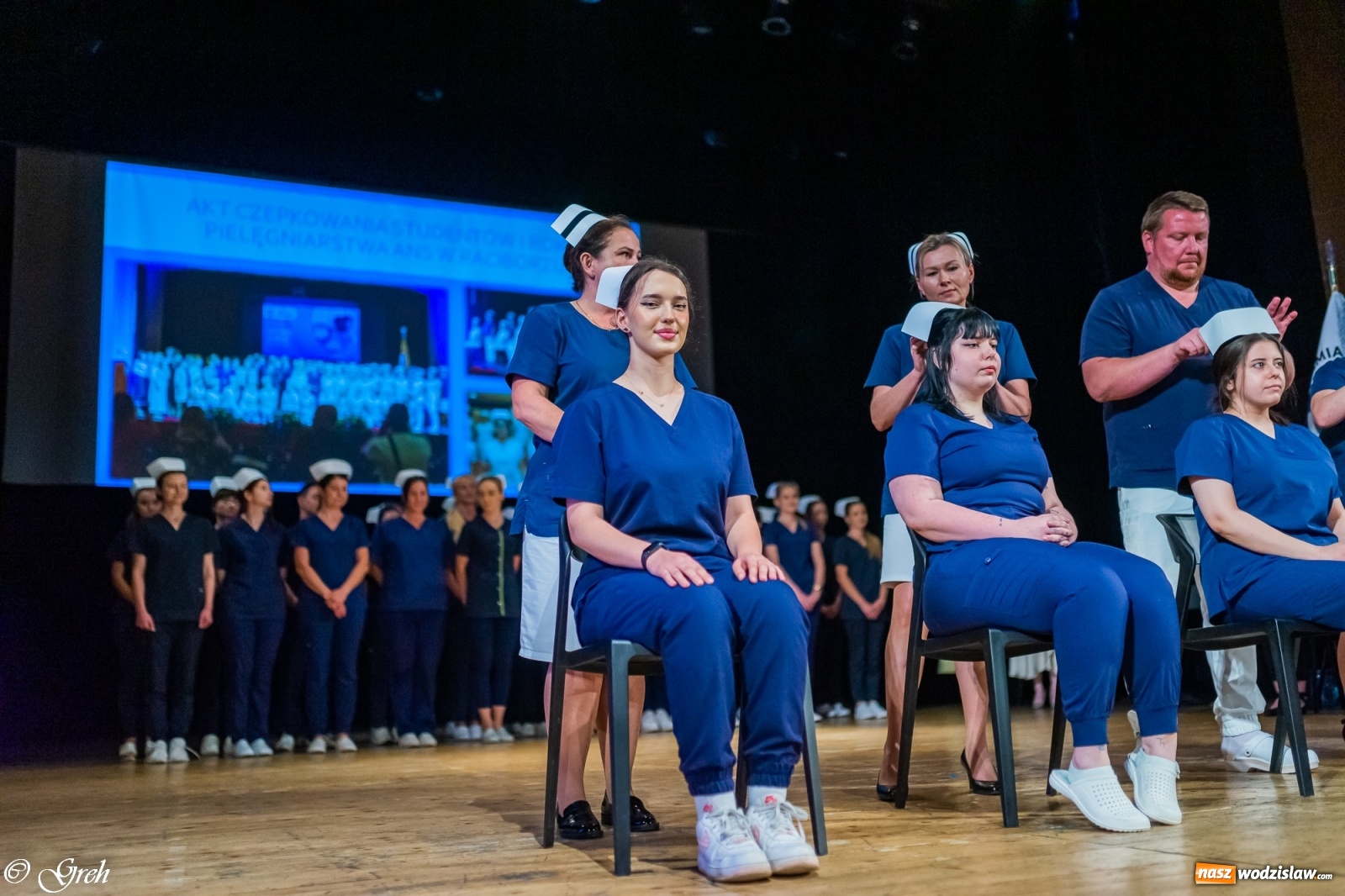 Zdjęcie w galerii na portalu naszwodzislaw.com: By zostać pielęgniarką trzeba kochać ludzi. Uroczystość czepkowania studentów ANS w Raciborzu [FOTO i WIDEO] wiadomości z regionu