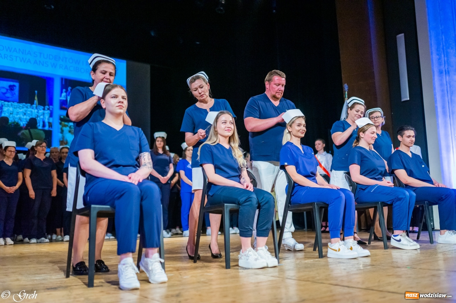 Zdjęcie w galerii na portalu naszwodzislaw.com: By zostać pielęgniarką trzeba kochać ludzi. Uroczystość czepkowania studentów ANS w Raciborzu [FOTO i WIDEO] wiadomości z regionu
