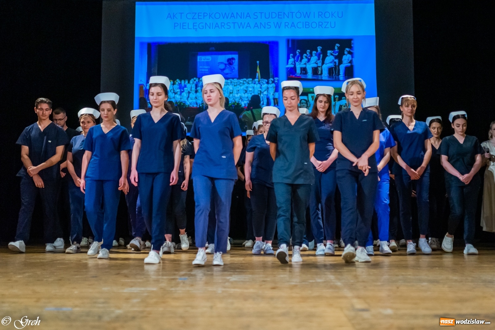 Zdjęcie w galerii na portalu naszwodzislaw.com: By zostać pielęgniarką trzeba kochać ludzi. Uroczystość czepkowania studentów ANS w Raciborzu [FOTO i WIDEO] wiadomości z regionu