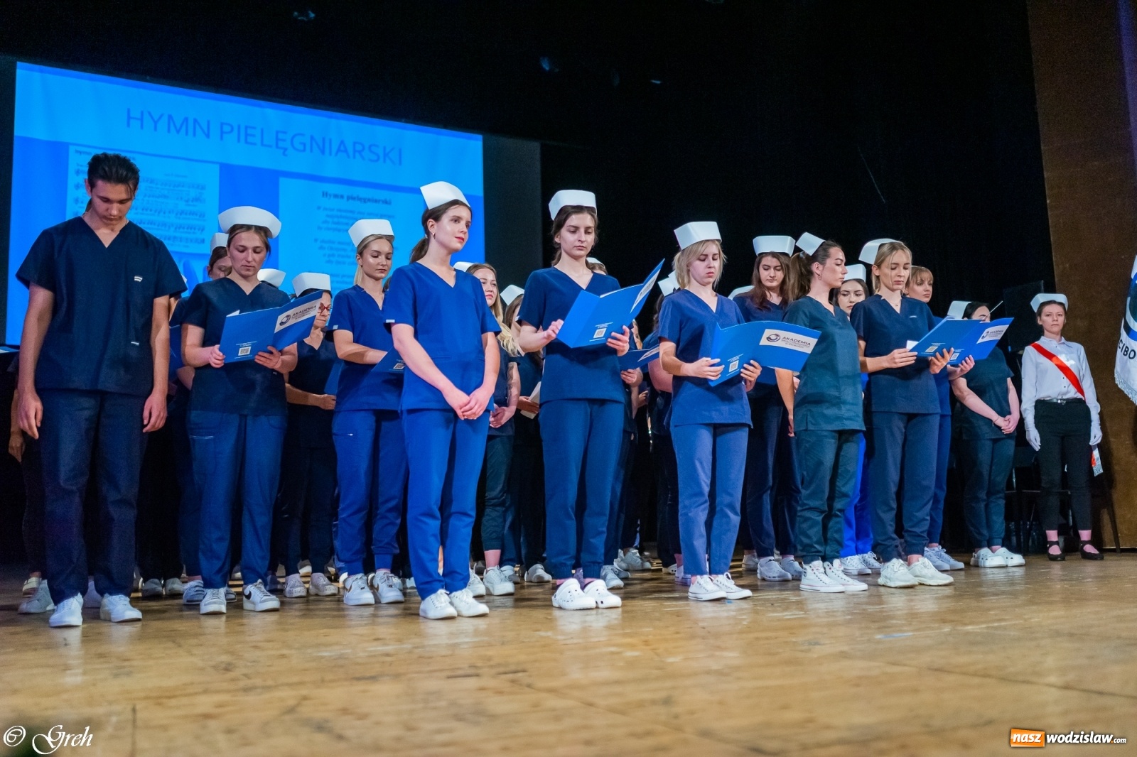 Zdjęcie w galerii na portalu naszwodzislaw.com: By zostać pielęgniarką trzeba kochać ludzi. Uroczystość czepkowania studentów ANS w Raciborzu [FOTO i WIDEO] wiadomości z regionu