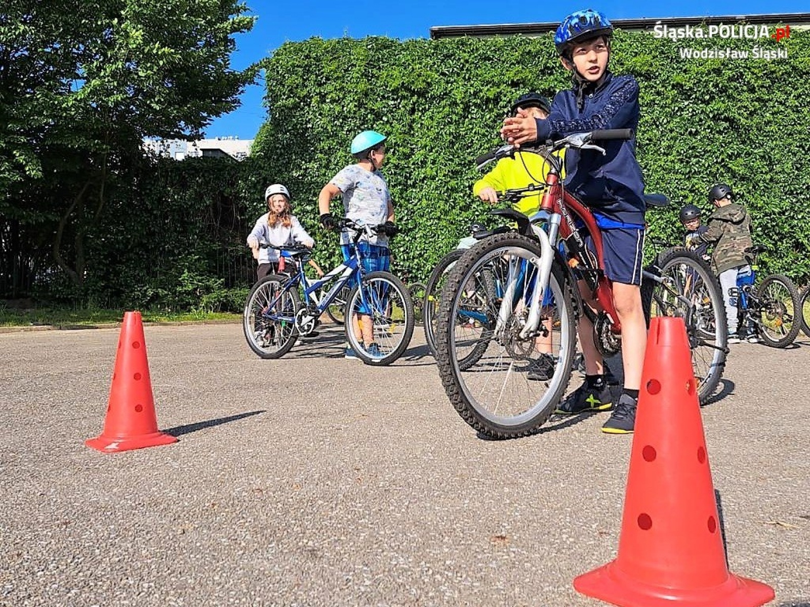 Zdjęcie w galerii na portalu naszwodzislaw.com: Egzamin na kartę rowerową z udziałem wodzisławskich dzielnicowych wiadomości z regionu