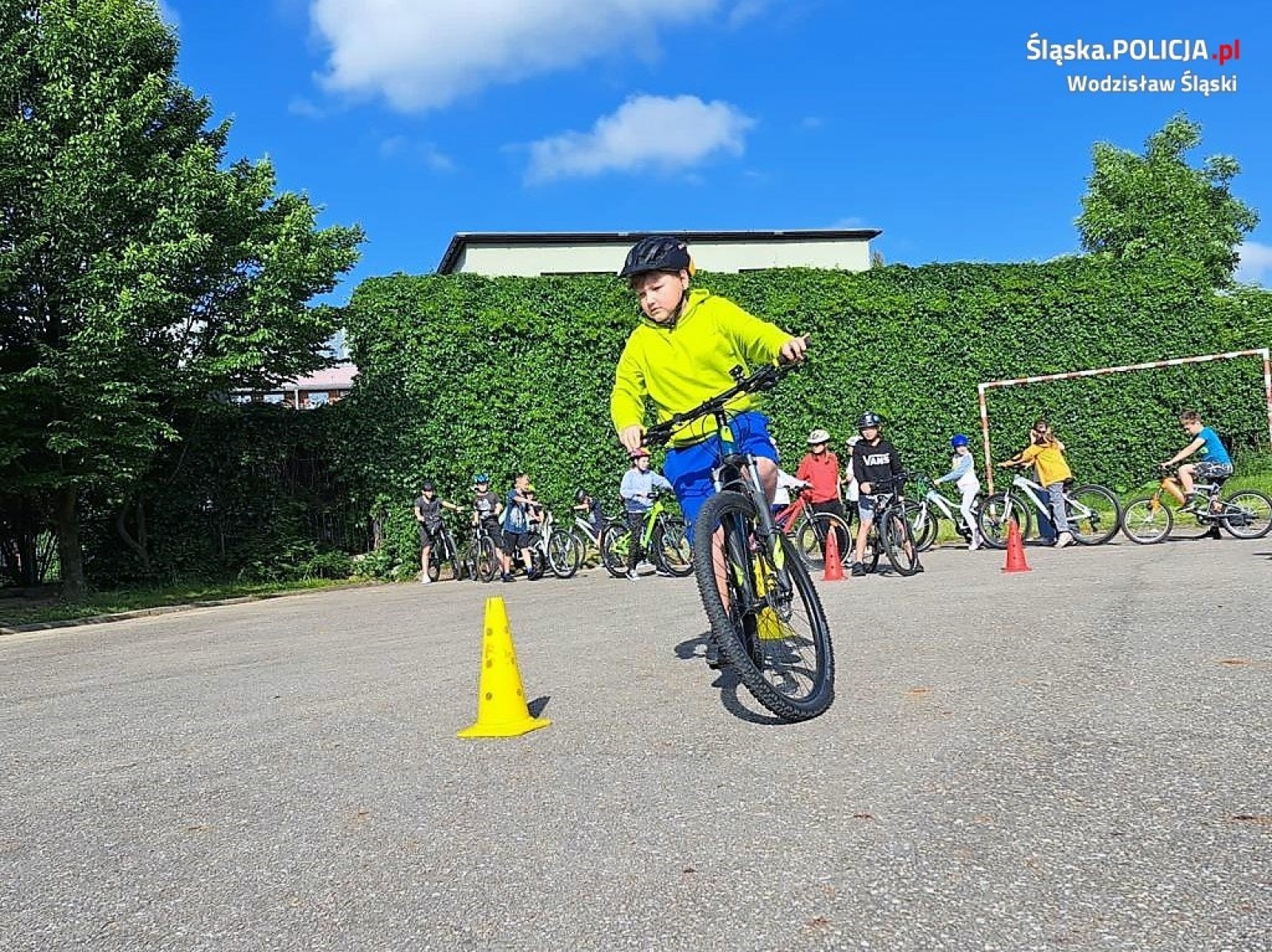 Zdjęcie w galerii na portalu naszwodzislaw.com: Egzamin na kartę rowerową z udziałem wodzisławskich dzielnicowych wiadomości z regionu