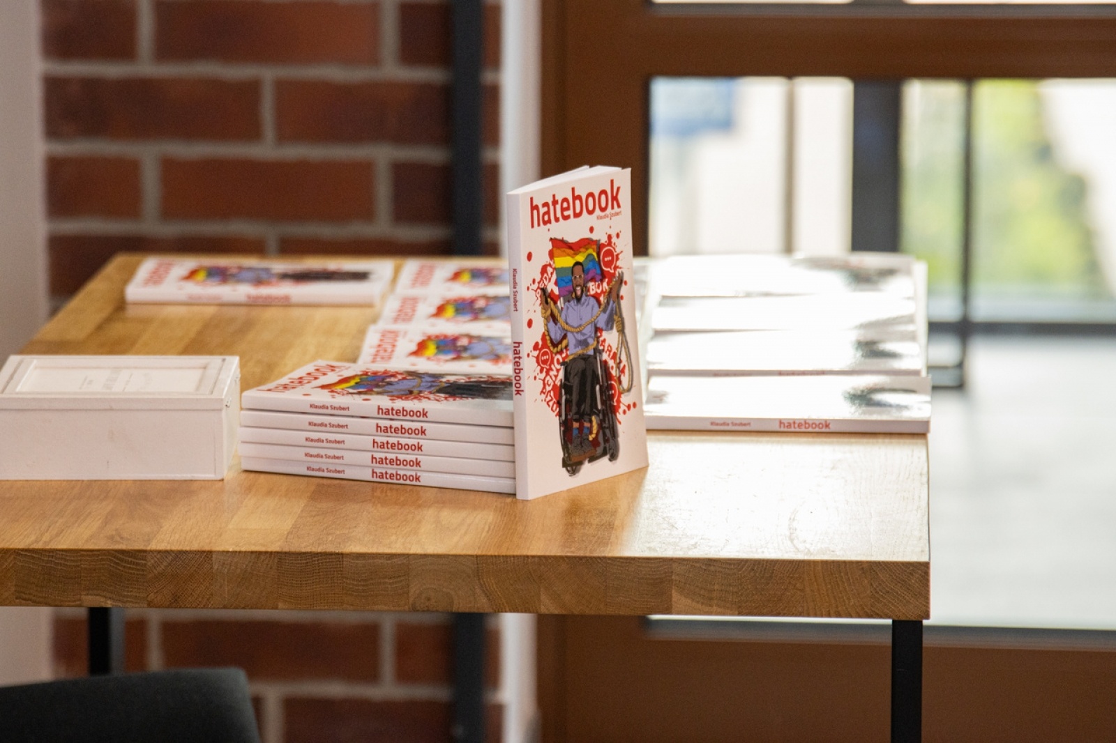 Zdjęcie w galerii na portalu naszwodzislaw.com: Rozmowy o hejcie i nietolerancji na wodzisławskim dworcu. Spotkanie autorskie z Klaudią Szubert wiadomości z regionu