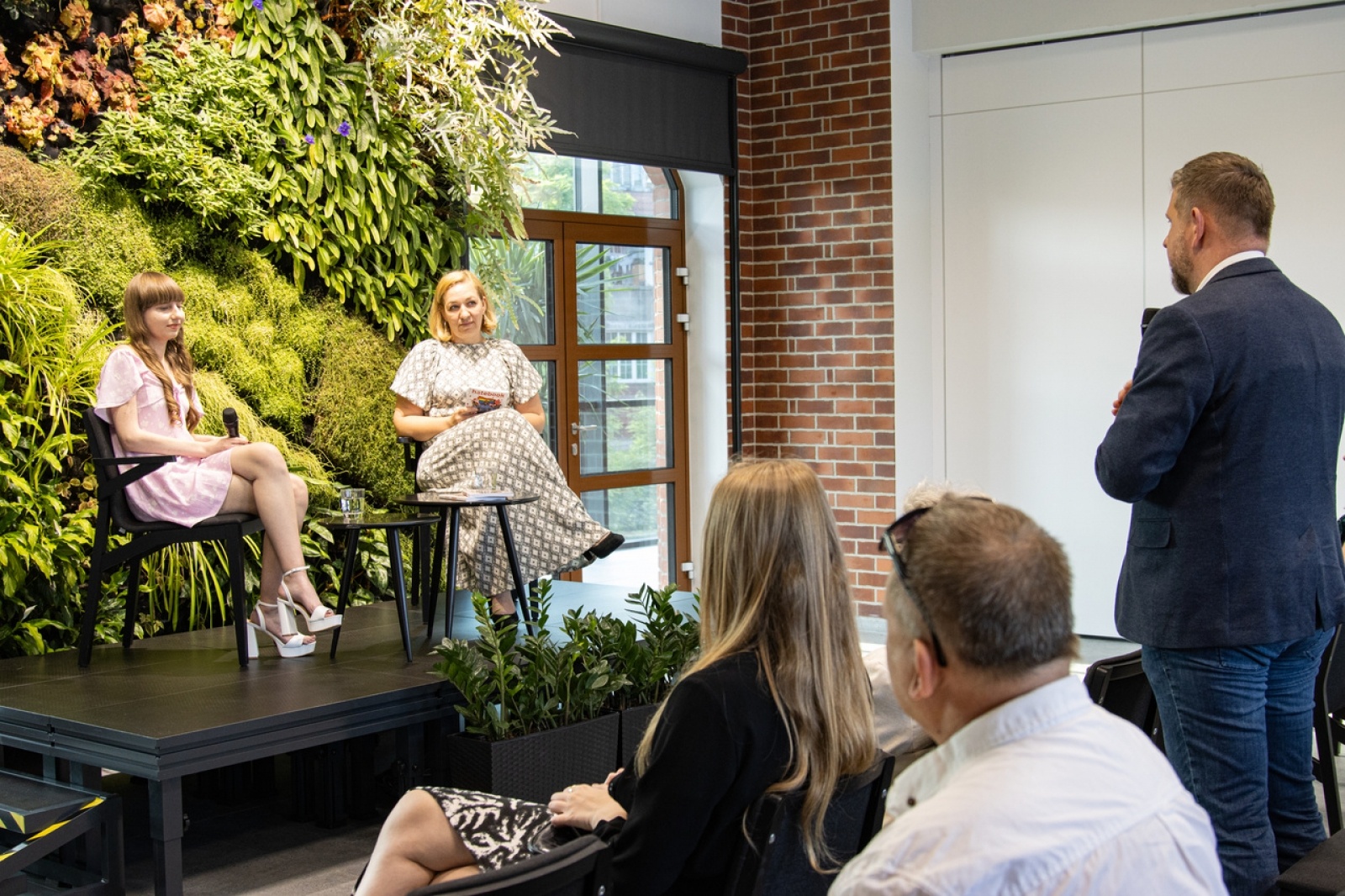 Zdjęcie w galerii na portalu naszwodzislaw.com: Rozmowy o hejcie i nietolerancji na wodzisławskim dworcu. Spotkanie autorskie z Klaudią Szubert wiadomości z regionu