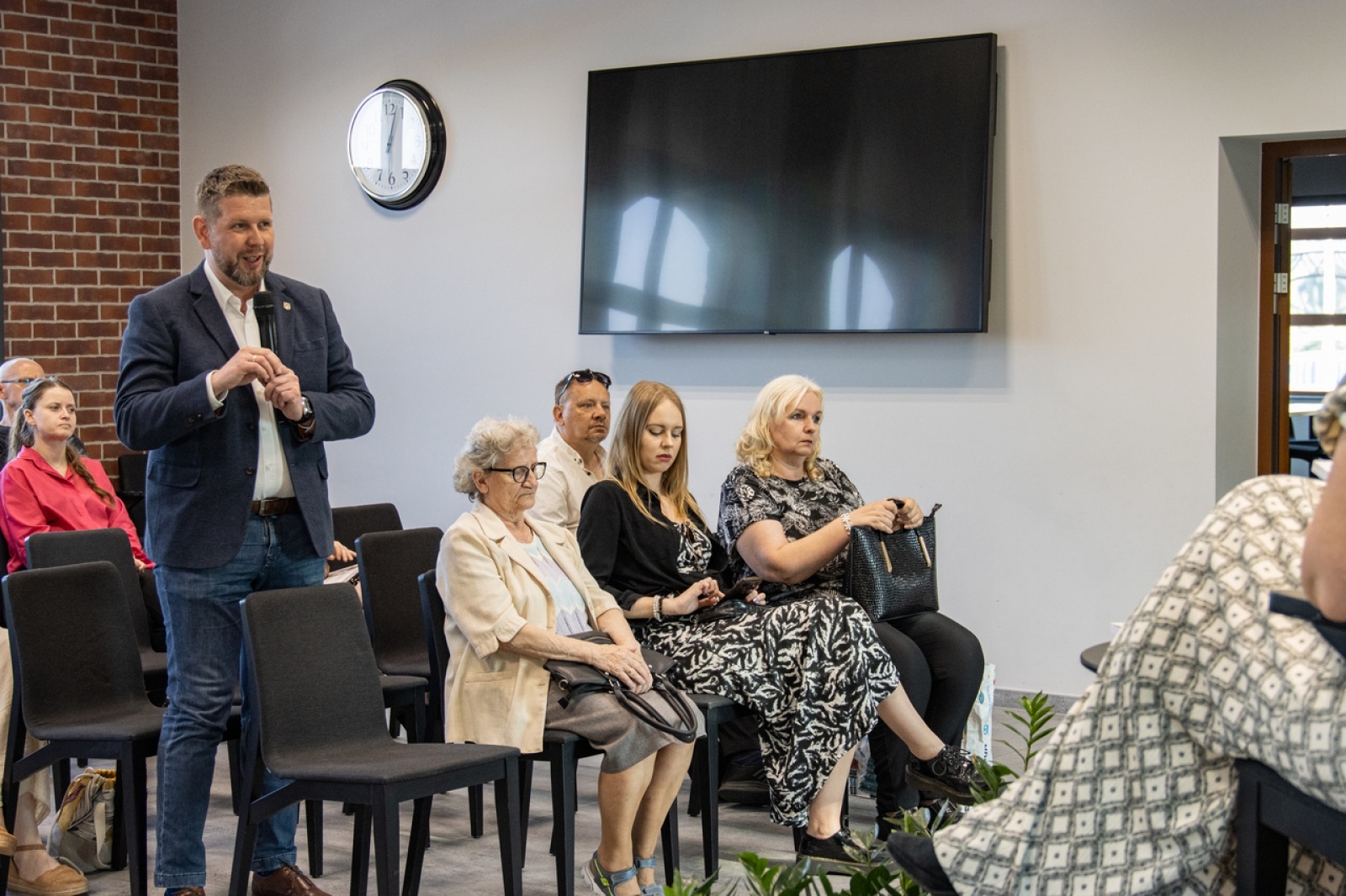 Zdjęcie w galerii na portalu naszwodzislaw.com: Rozmowy o hejcie i nietolerancji na wodzisławskim dworcu. Spotkanie autorskie z Klaudią Szubert wiadomości z regionu