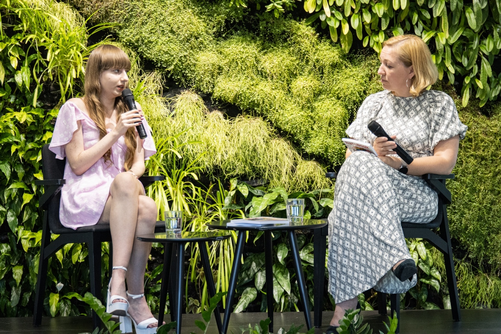 Zdjęcie w galerii na portalu naszwodzislaw.com: Rozmowy o hejcie i nietolerancji na wodzisławskim dworcu. Spotkanie autorskie z Klaudią Szubert wiadomości z regionu