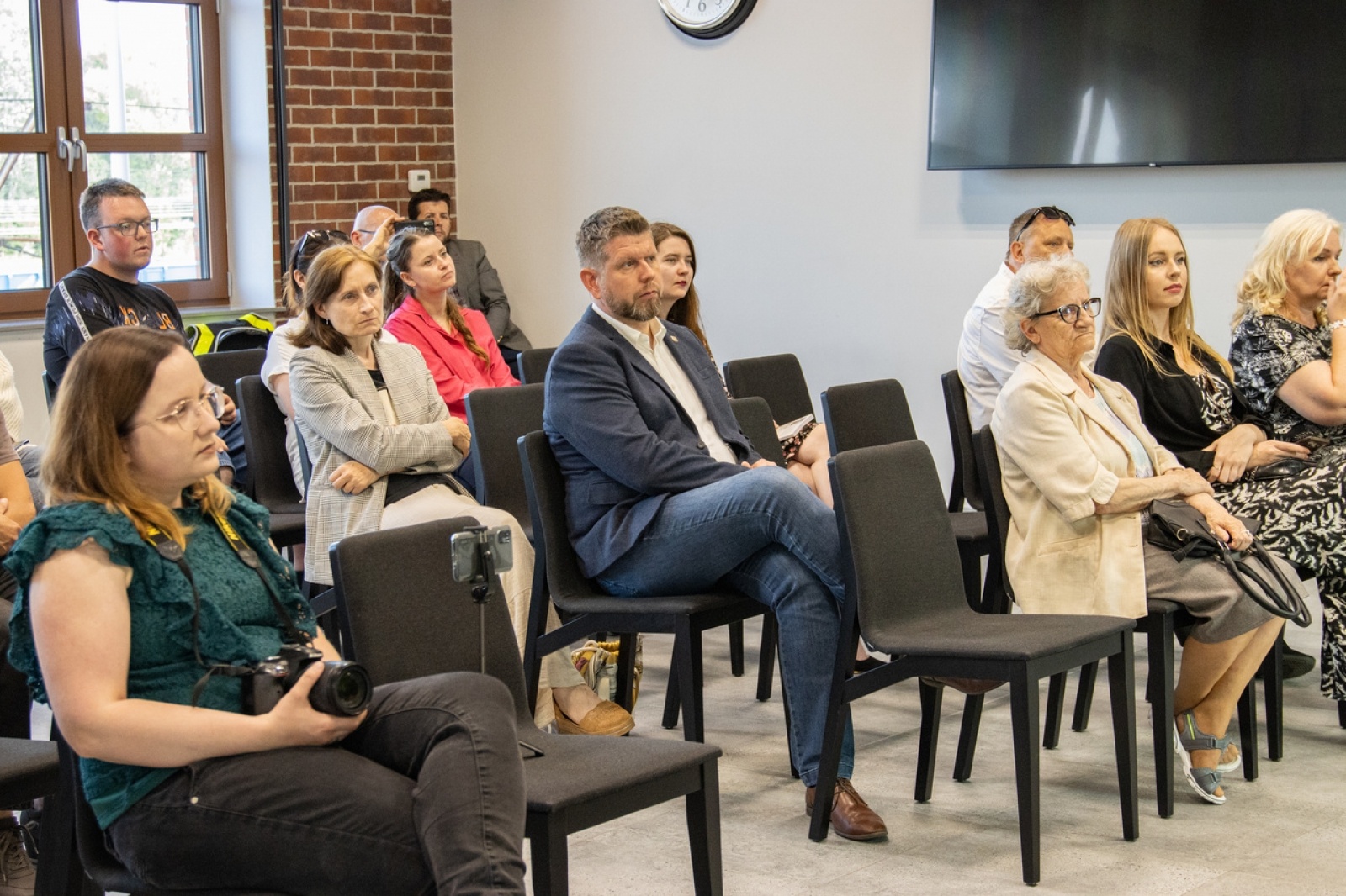 Zdjęcie w galerii na portalu naszwodzislaw.com: Rozmowy o hejcie i nietolerancji na wodzisławskim dworcu. Spotkanie autorskie z Klaudią Szubert wiadomości z regionu