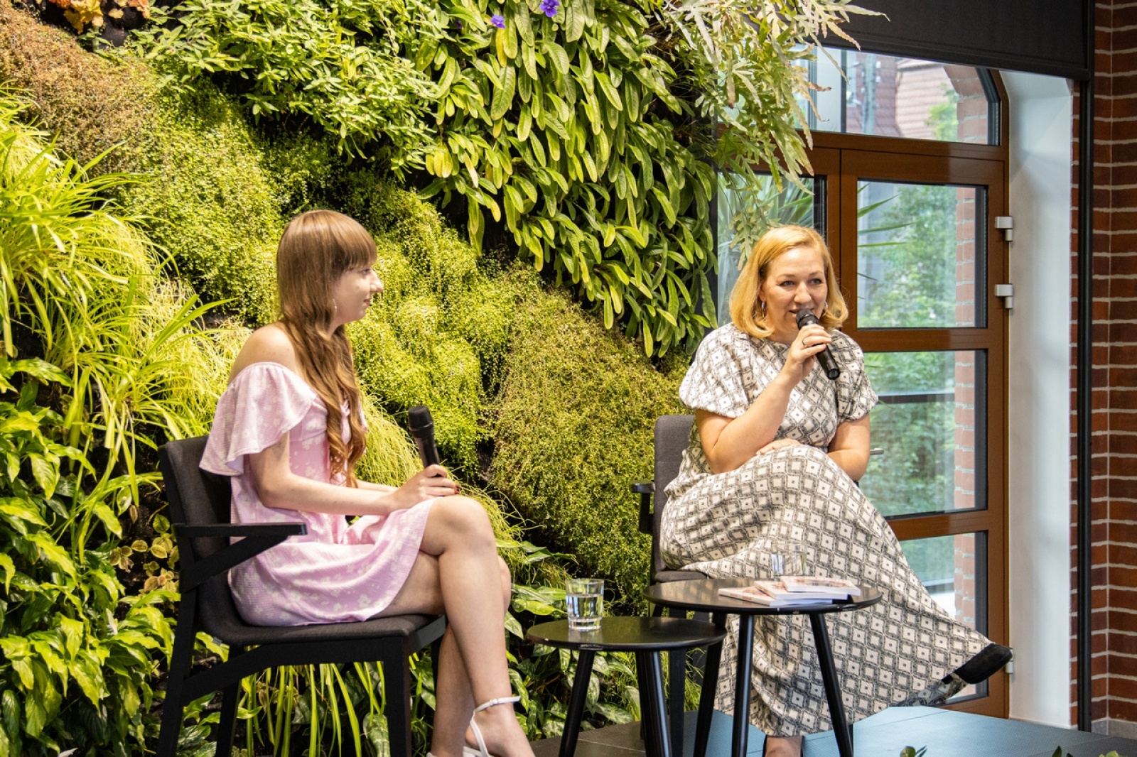 Zdjęcie w galerii na portalu naszwodzislaw.com: Rozmowy o hejcie i nietolerancji na wodzisławskim dworcu. Spotkanie autorskie z Klaudią Szubert wiadomości z regionu