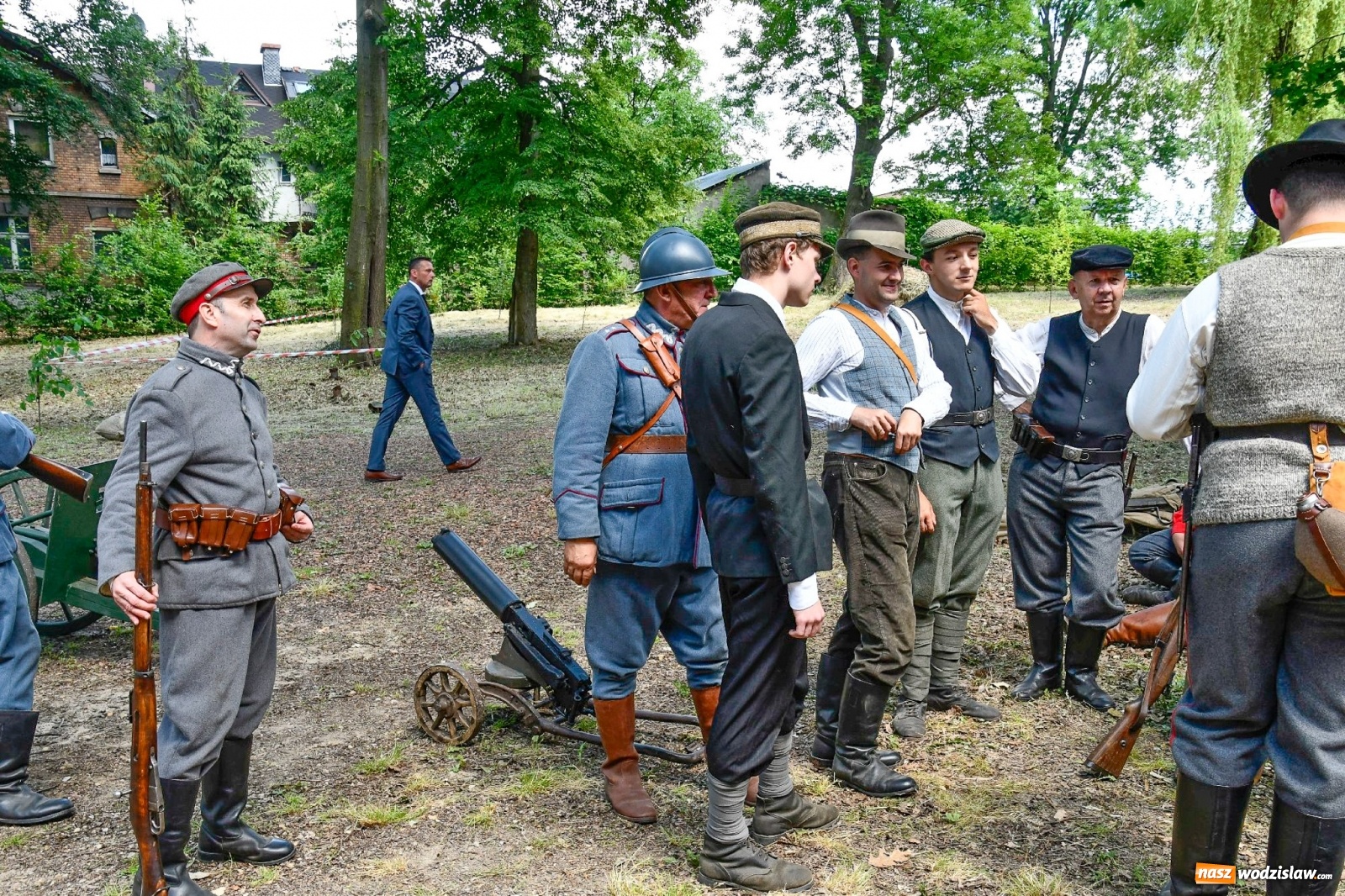 Zdjęcie w galerii na portalu naszwodzislaw.com: Narodowy Dzień Powstań Śląskich. Tysiące ludzi na inscenizacji w Rzuchowie [FOTO i WIDEO] wiadomości z regionu