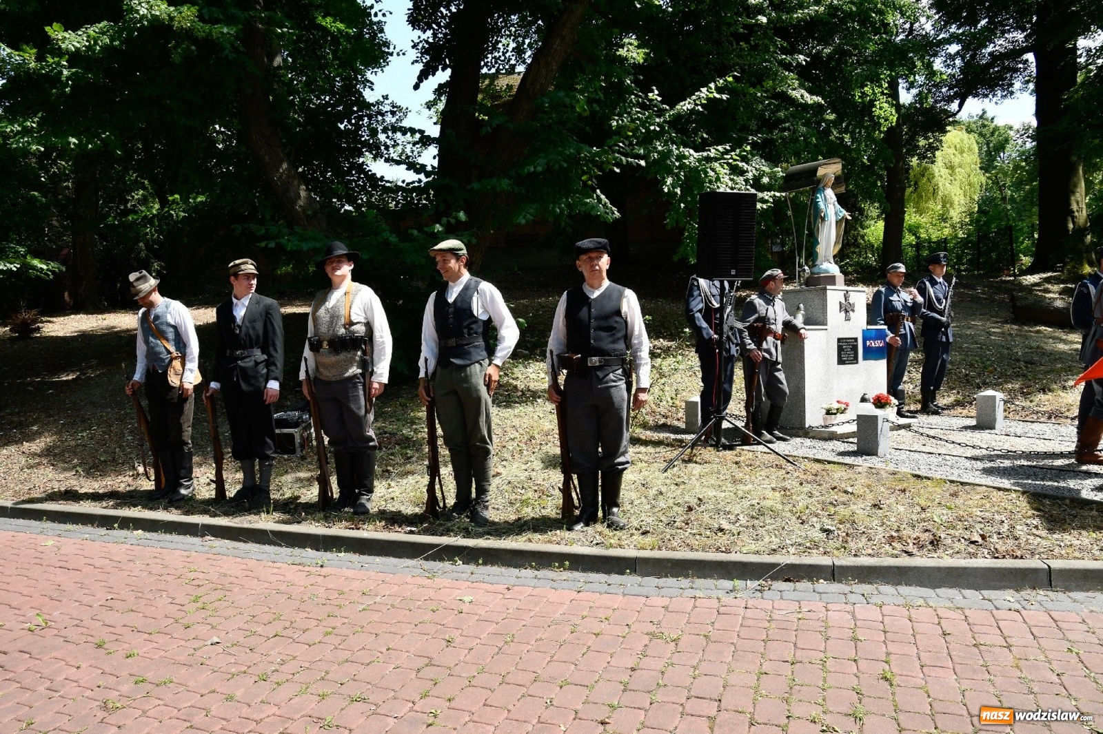 Zdjęcie w galerii na portalu naszwodzislaw.com: Narodowy Dzień Powstań Śląskich. Tysiące ludzi na inscenizacji w Rzuchowie [FOTO i WIDEO] wiadomości z regionu