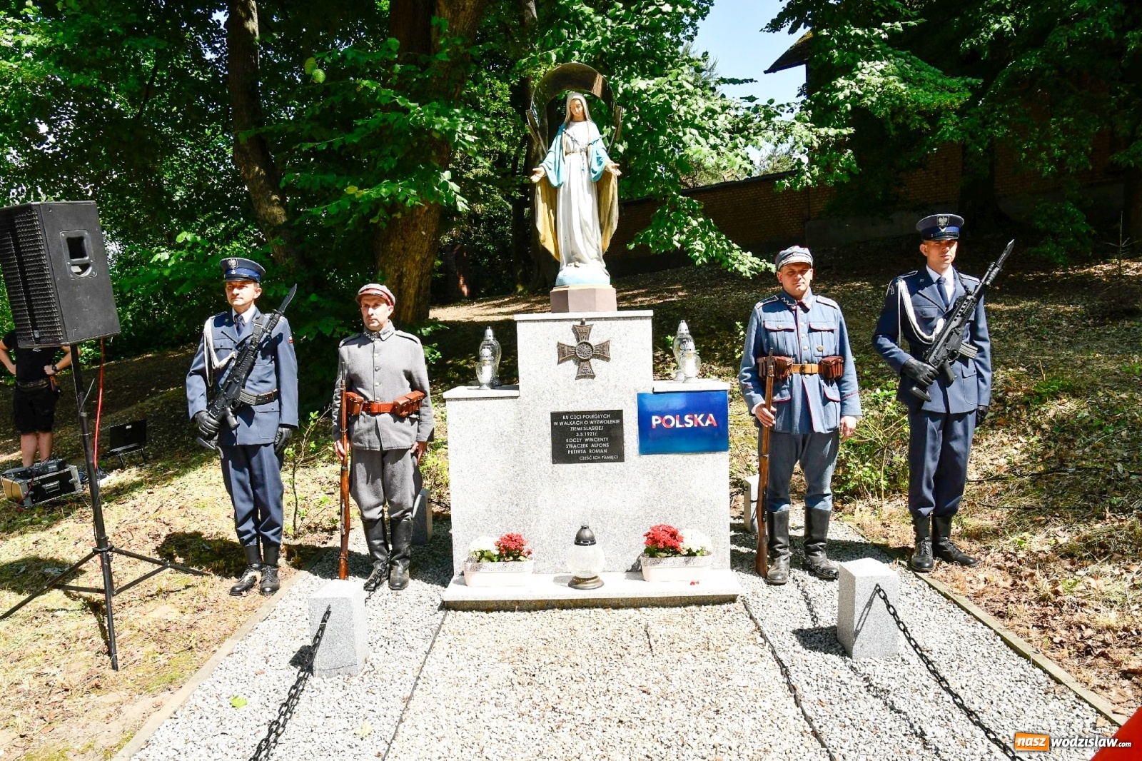 Zdjęcie w galerii na portalu naszwodzislaw.com: Narodowy Dzień Powstań Śląskich. Tysiące ludzi na inscenizacji w Rzuchowie [FOTO i WIDEO] wiadomości z regionu