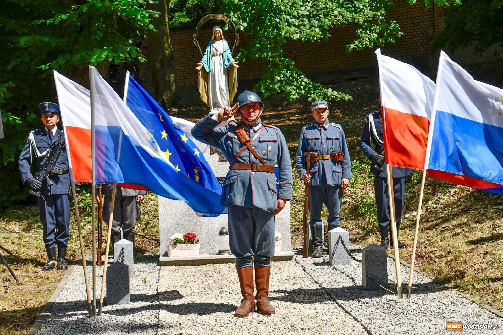 Zdjęcie w galerii na portalu naszwodzislaw.com: Narodowy Dzień Powstań Śląskich. Tysiące ludzi na inscenizacji w Rzuchowie [FOTO i WIDEO] wiadomości z regionu