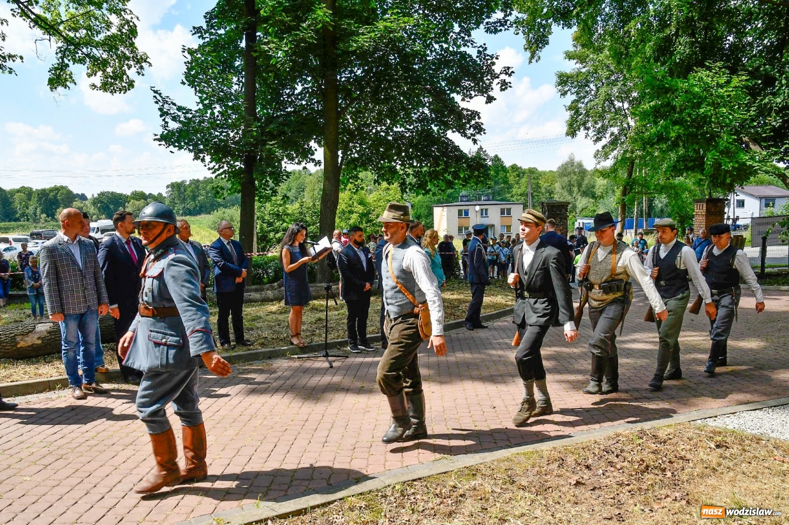 Zdjęcie w galerii na portalu naszwodzislaw.com: Narodowy Dzień Powstań Śląskich. Tysiące ludzi na inscenizacji w Rzuchowie [FOTO i WIDEO] wiadomości z regionu