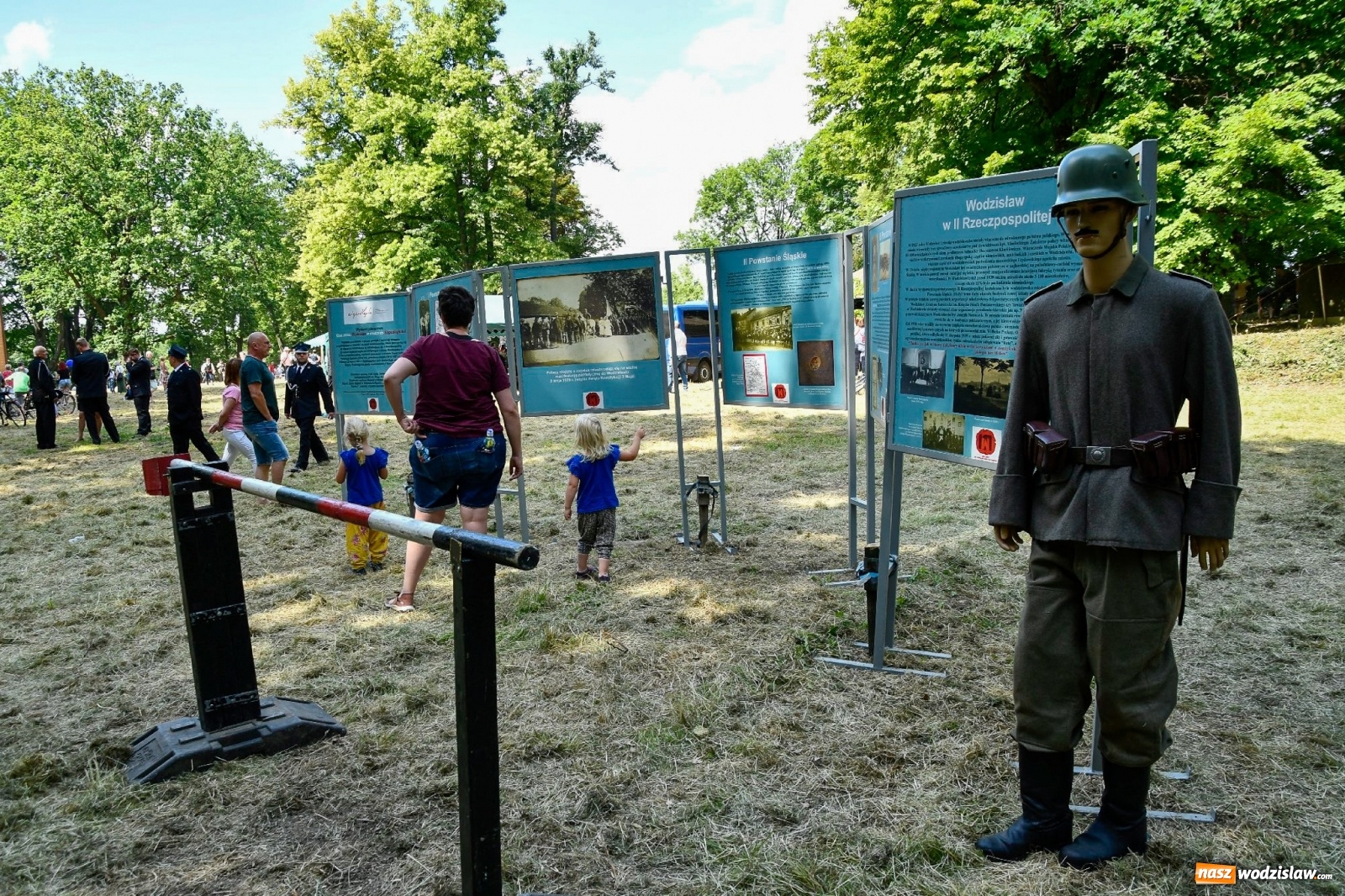 Zdjęcie w galerii na portalu naszwodzislaw.com: Narodowy Dzień Powstań Śląskich. Tysiące ludzi na inscenizacji w Rzuchowie [FOTO i WIDEO] wiadomości z regionu