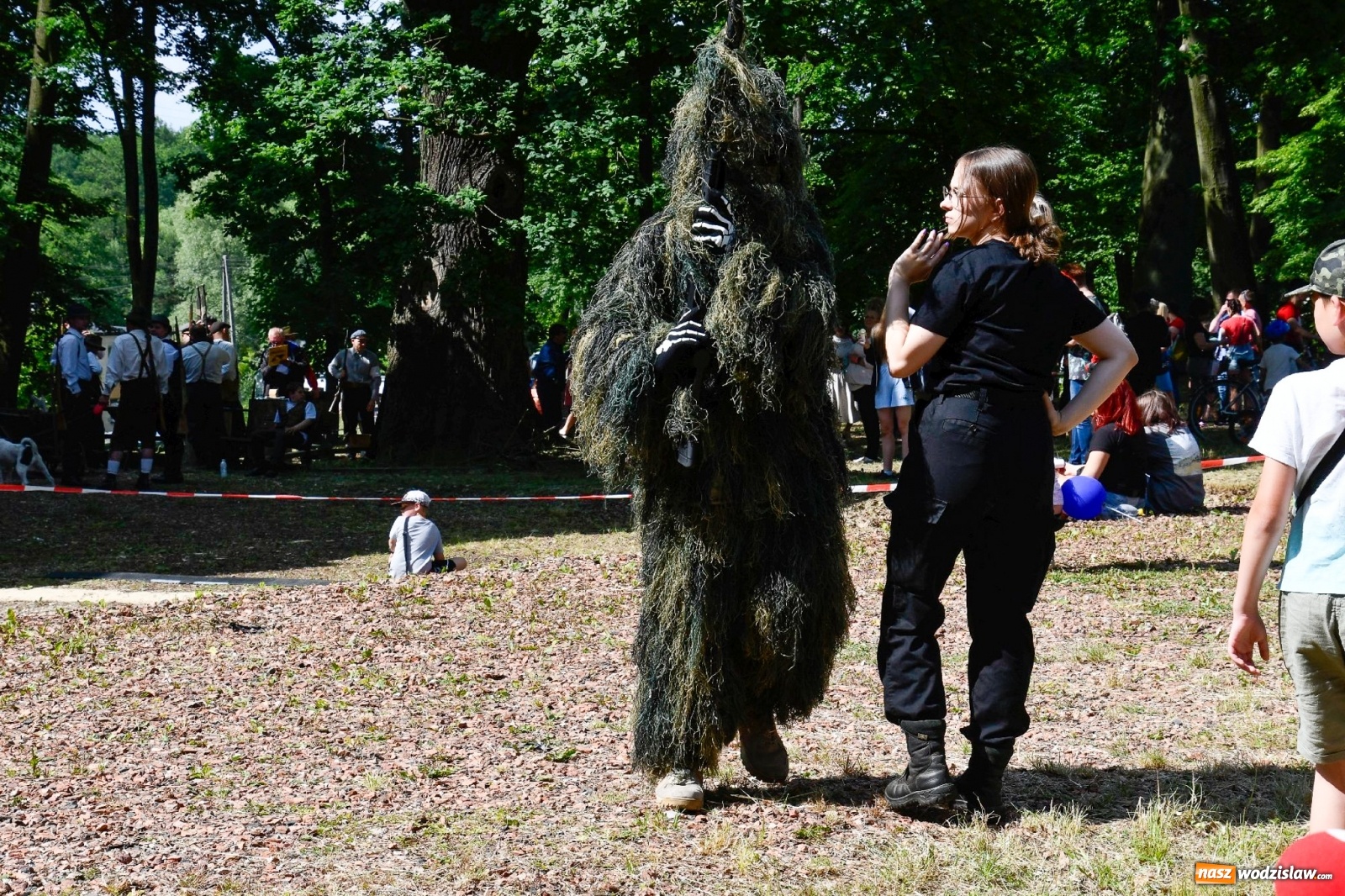 Zdjęcie w galerii na portalu naszwodzislaw.com: Narodowy Dzień Powstań Śląskich. Tysiące ludzi na inscenizacji w Rzuchowie [FOTO i WIDEO] wiadomości z regionu